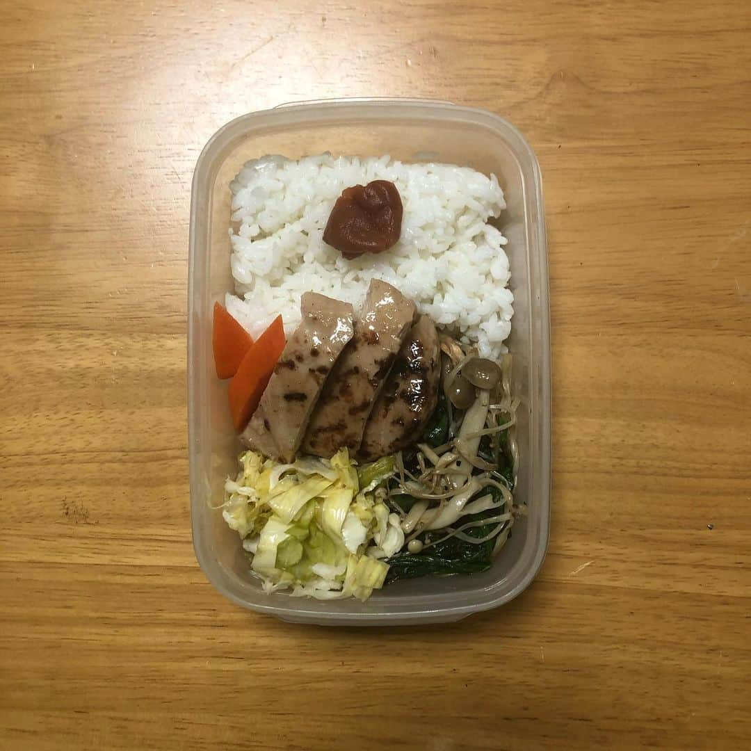 みのり(26)＠東京 ダイエットのインスタグラム：「🎀 #夜勤 🍴#今日のお弁当 . ごはん サラダチキン 半分 酢キャベツ 無限きのことほうれん草 人参の糠漬け . . 夜勤明け用に 梅のおにぎり . . 今日も夜勤なんだけど、 入りで、緊急入院３人... . (コロナ病棟ではありません) . もう、はじまりから終わりだよ。😭 . . コロナも人数増えてきているし ちょっとちょっとだよ〜〜〜🦠 . . gotoほにゃららは勝手だけど、 自分の健康は自分で守るんだよ〜？？？ . . ◉ライザップ公認の紹介アンバサダーです。 〜紹介特典で、5万円分お安く入会できます〜 . . ▶︎全国どの店舗でもOK ▷２週間のトライアルコースもあります(^_^)/ ▶︎カウンセリング予約前にご連絡ください . ◎入会やカウンセリングをお考えの方、 ご質問なども、DM✉️ください。 . ★トレーニング見学もできます★ . 📺RIZAP TVCM出演 🏅RIZAP BMG ファイナリスト2017.2018 . #rizap #ライザップ . #ダイエット #diet #ダイエット日記  #instadiet #ダイエット仲間募集 #ダイエッター #公開ダイエット #食べて痩せる #糖質制限 #お弁当 #弁当 #ダイエット弁当  #自分弁当 #糖質オフ #晩御飯 #dinner #夜ご飯 #夕食 #夜ごはん  #低糖質 #糖質制限 #夜勤弁当 #看護師」