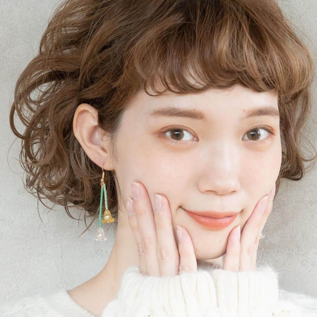 waco⭐️CHACOのインスタグラム：「ムラハマハルカ x CHACOコラボアイテム第3弾！  今回はなんとクリスマス前にお届け予定の200こ限定クリスマスボックス、成人式や卒業式におすすめの髪飾り、新年を迎えるためのしめ縄の販売がございます。 どれもむらはまちゃんとお花を選んでとっても可愛くできたのでぜひチェックしてくださいね＾＾  受注期間は11月22日~24日の3日間。 お届けは12月22日前後。  本日はクリスマスボックスに入るアクセサリーたちのご紹介です😊✨  🎅クリスマスボックス 限定200個🎅  ○ガラス耳飾り(ホワイトまたはピンク) ○ビーズフラワー耳飾り(鈴蘭またはアクリルフラワー) ○マスクチェーン1つ ○底面に鏡の入ったダイヤ型アクセサリーボックス付き  こちらは200こ限定で販売いたします。 そして、こちらのクリスマスボックスの中に入っているマスクチェーンの10こ分、ムラハマちゃん自身が作製してくれます！！そしてこちらにはムラハマちゃん直筆のお手紙つき(10枚全部手書きしてくれます！！） 10/200の確率で当たってしまうかもしれません＾＾ それぞれアクセサリーは単品でも購入可能ですが、クリスマスボックスで購入するととってもお得です。 単品購入の場合、13100円+税となりますが、クリスマスボックスの販売価格は10000円+税 となります。 販売価格　10000円+税  model @_mura_hama  photo eicou hair @eight_hair」