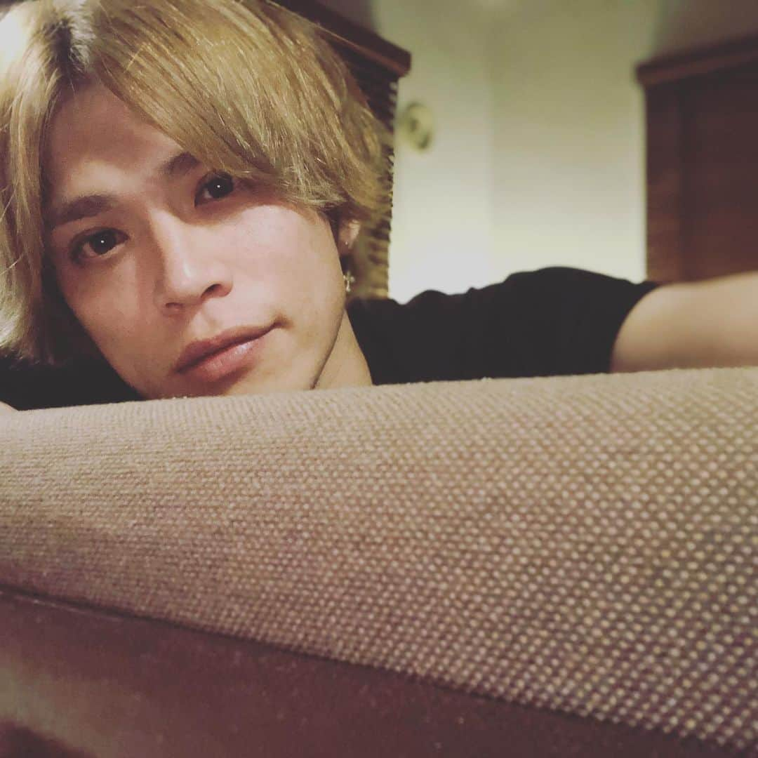 山本裕典さんのインスタグラム写真 - (山本裕典Instagram)「#何故 #髪伸びるのはやい #はい #スケベ #ゆうすけべ #ゆっくりしてます #あったかいんだから  #仕事で #南国」11月20日 19時47分 - yusuke_yamamoto0119