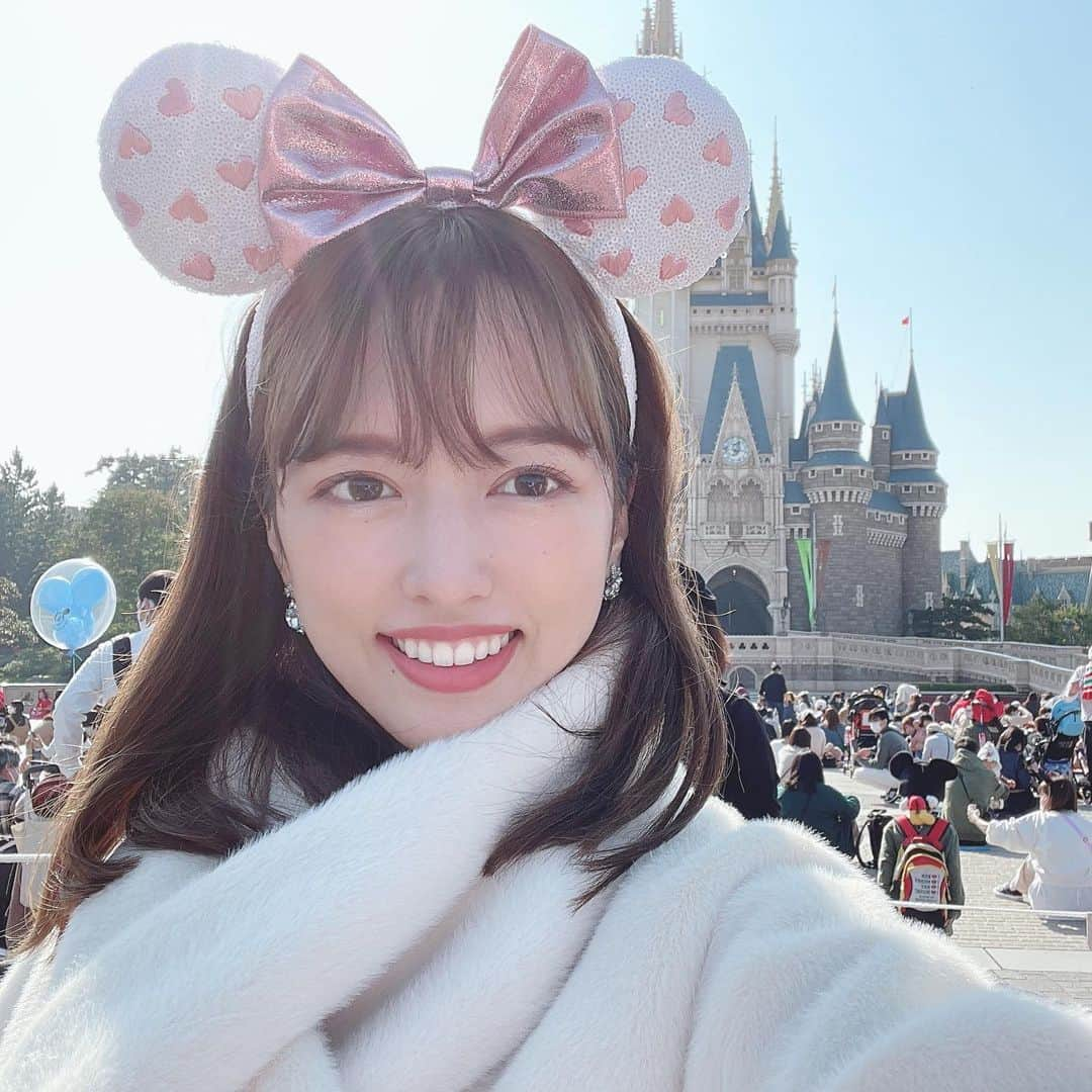 梛野里佳子のインスタグラム：「※ヘルプすぎ案件※  本日YouTubeに東京ディズニーランドのvlog動画をupしたのですが、皆さん動画見れますでしょうか…？😭  URLなどのリンクからは見れるみたいなのですが、私のYouTubeアプリからだと再生ができません🤯  何故かわからなさ過ぎるのですが、もし見れないという方がいらっしゃったらこちらにコメント頂けると助かります。。  よろしくお願いいたします。   ※現在動画を上げ直し、無事見れるようになったようです🙇‍♀️ 御協力くださった皆様本当にありがとうございます。  #ディズニーランド #ディズニーコーデ #東京ディズニーランド #ラタベルヌドガストン #クリスマス #クリスマスディズニー #tokyodisneyland #disney #christmas #youtube #vlog」