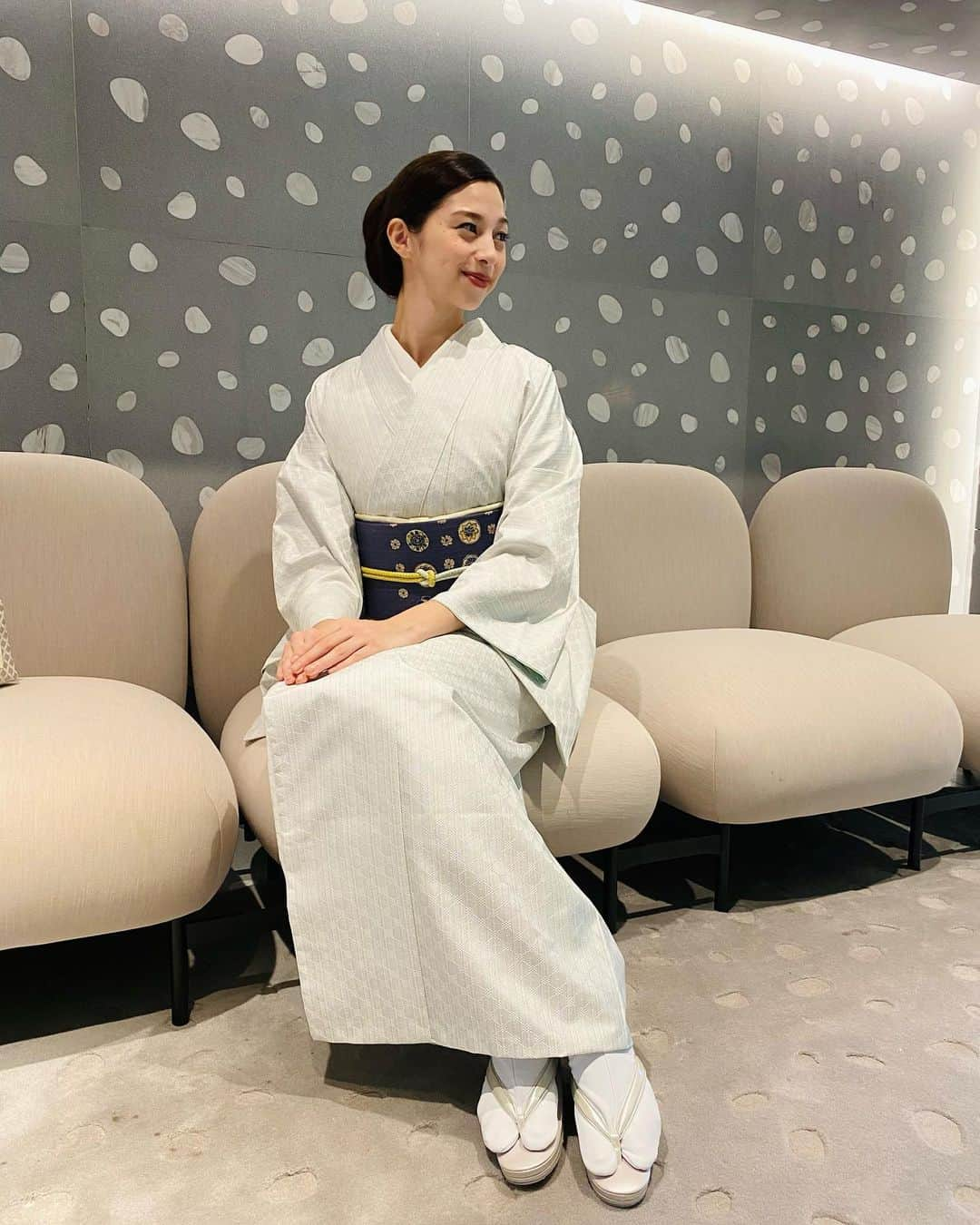 中条あやみさんのインスタグラム写真 - (中条あやみInstagram)「美しいキモノ  今回は沖縄の花織のお着物を着させていただきました🌼  洗練された大人っぽい生地や柄の浮き織りに見とれてしまいました😌」11月20日 19時57分 - nakajo_ayami