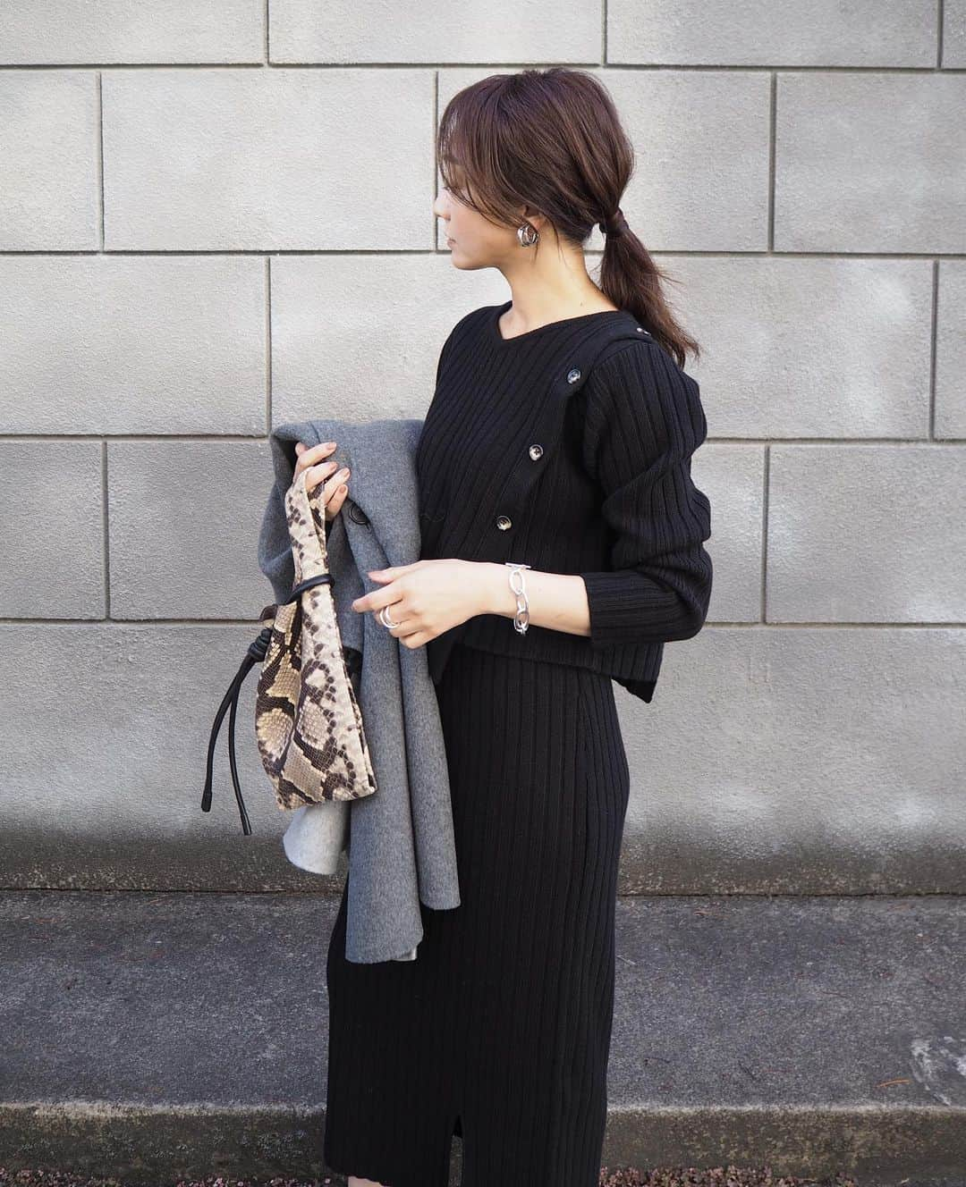 yoko178loveさんのインスタグラム写真 - (yoko178loveInstagram)「#coordinate ． ． 綺麗なミドルグレーのコートと ニットセットアップのコーデ✨ ． コートはライトグレーとの リバーシブルだから その日の気分で組み合わせ☺︎ ． ． セットアップはリブニットで つかず離れずのシルエット✨ ． スカートの左前のさりげない スリットがお気に入り☺︎ ． ． coat 、setup @paulstuart_advance  ． #PaulStuartadvance #ポールスチュアートアドバンス #psa#ad#デザインニットアップ#セットアップ#セットアップコーデ #ニットセットアップ#リバーシブルコート #大人カジュアル」11月20日 20時06分 - yoko178love