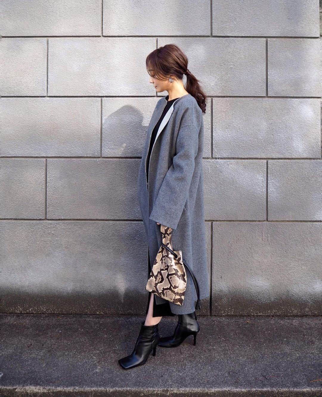 yoko178loveさんのインスタグラム写真 - (yoko178loveInstagram)「#coordinate ． ． 綺麗なミドルグレーのコートと ニットセットアップのコーデ✨ ． コートはライトグレーとの リバーシブルだから その日の気分で組み合わせ☺︎ ． ． セットアップはリブニットで つかず離れずのシルエット✨ ． スカートの左前のさりげない スリットがお気に入り☺︎ ． ． coat 、setup @paulstuart_advance  ． #PaulStuartadvance #ポールスチュアートアドバンス #psa#ad#デザインニットアップ#セットアップ#セットアップコーデ #ニットセットアップ#リバーシブルコート #大人カジュアル」11月20日 20時06分 - yoko178love