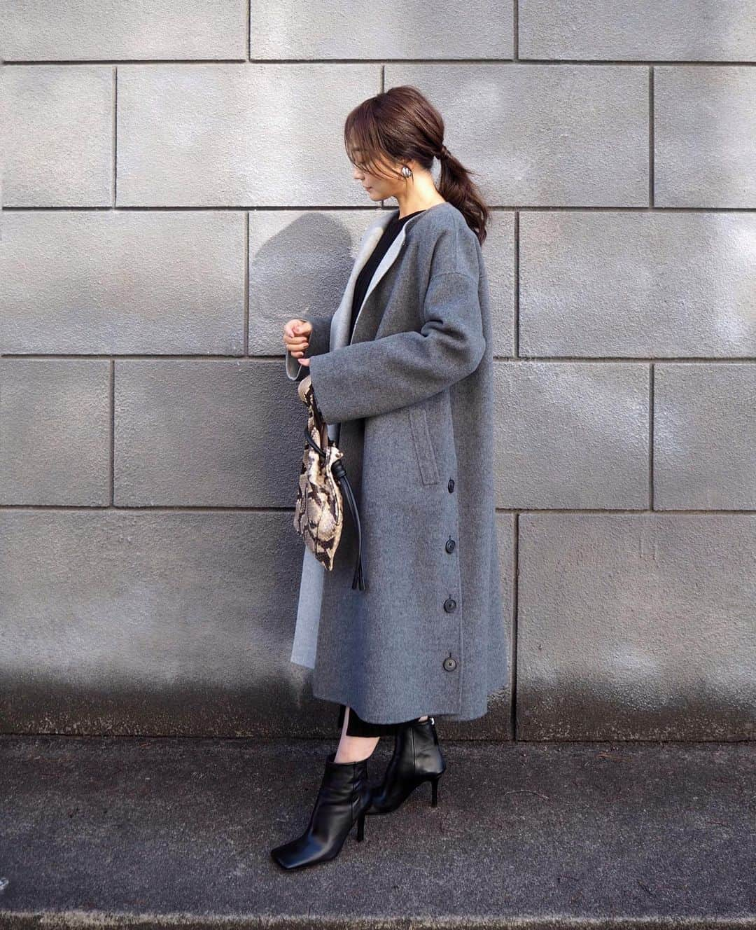 yoko178loveさんのインスタグラム写真 - (yoko178loveInstagram)「#coordinate ． ． 綺麗なミドルグレーのコートと ニットセットアップのコーデ✨ ． コートはライトグレーとの リバーシブルだから その日の気分で組み合わせ☺︎ ． ． セットアップはリブニットで つかず離れずのシルエット✨ ． スカートの左前のさりげない スリットがお気に入り☺︎ ． ． coat 、setup @paulstuart_advance  ． #PaulStuartadvance #ポールスチュアートアドバンス #psa#ad#デザインニットアップ#セットアップ#セットアップコーデ #ニットセットアップ#リバーシブルコート #大人カジュアル」11月20日 20時06分 - yoko178love