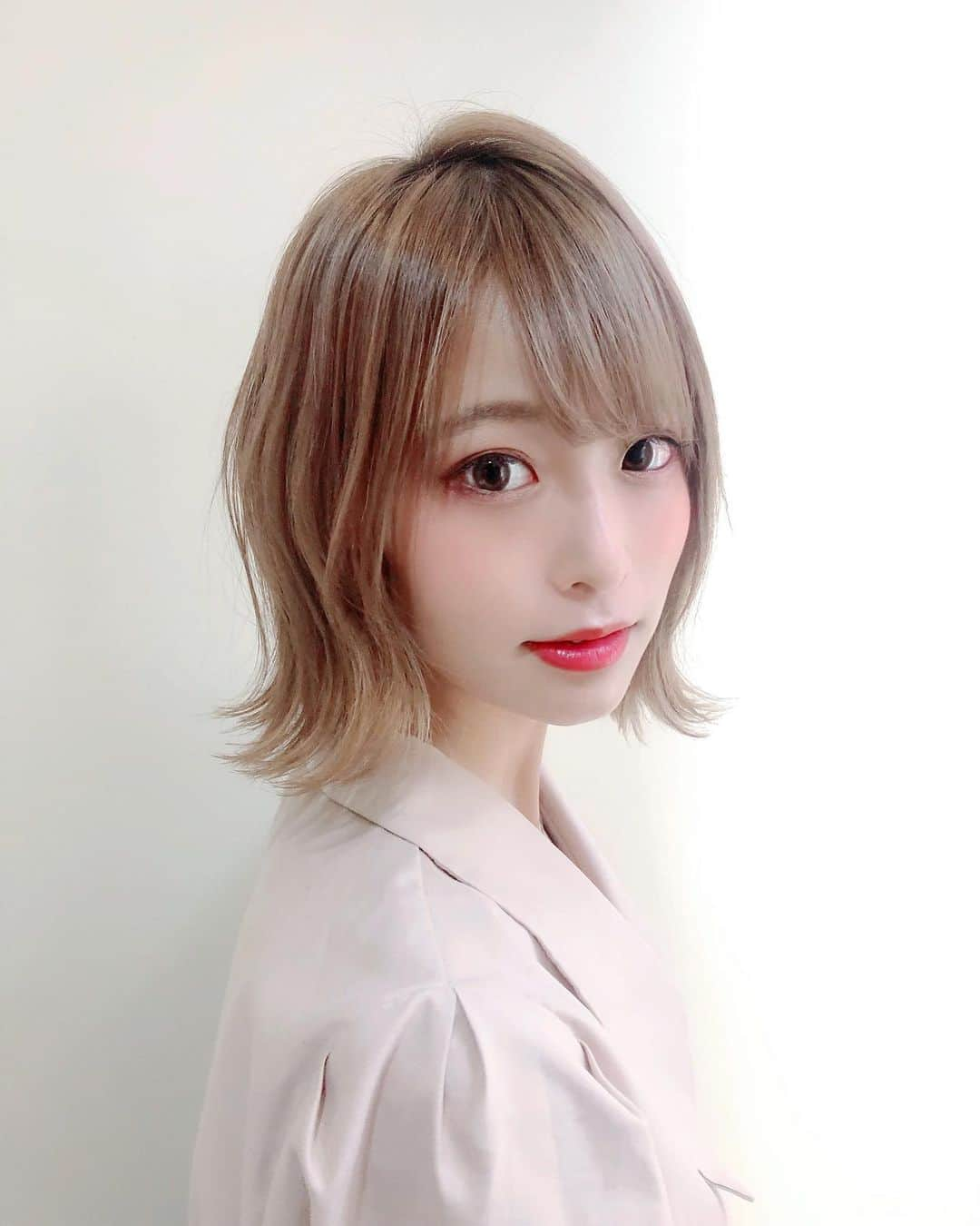 青木百花のインスタグラム：「先日卒業式の袴を決めてきました〜！！❤︎ ・ ・ 無事卒業式できるといいな🌸 ・ ・ カラコンはカラコンベルアのhoney lip brown👀✨　 ・ ・ 縁があって色素薄い系目指せる🐰♡ ・ ・ #カラコン#カラコンレポ#カラコンベルア」