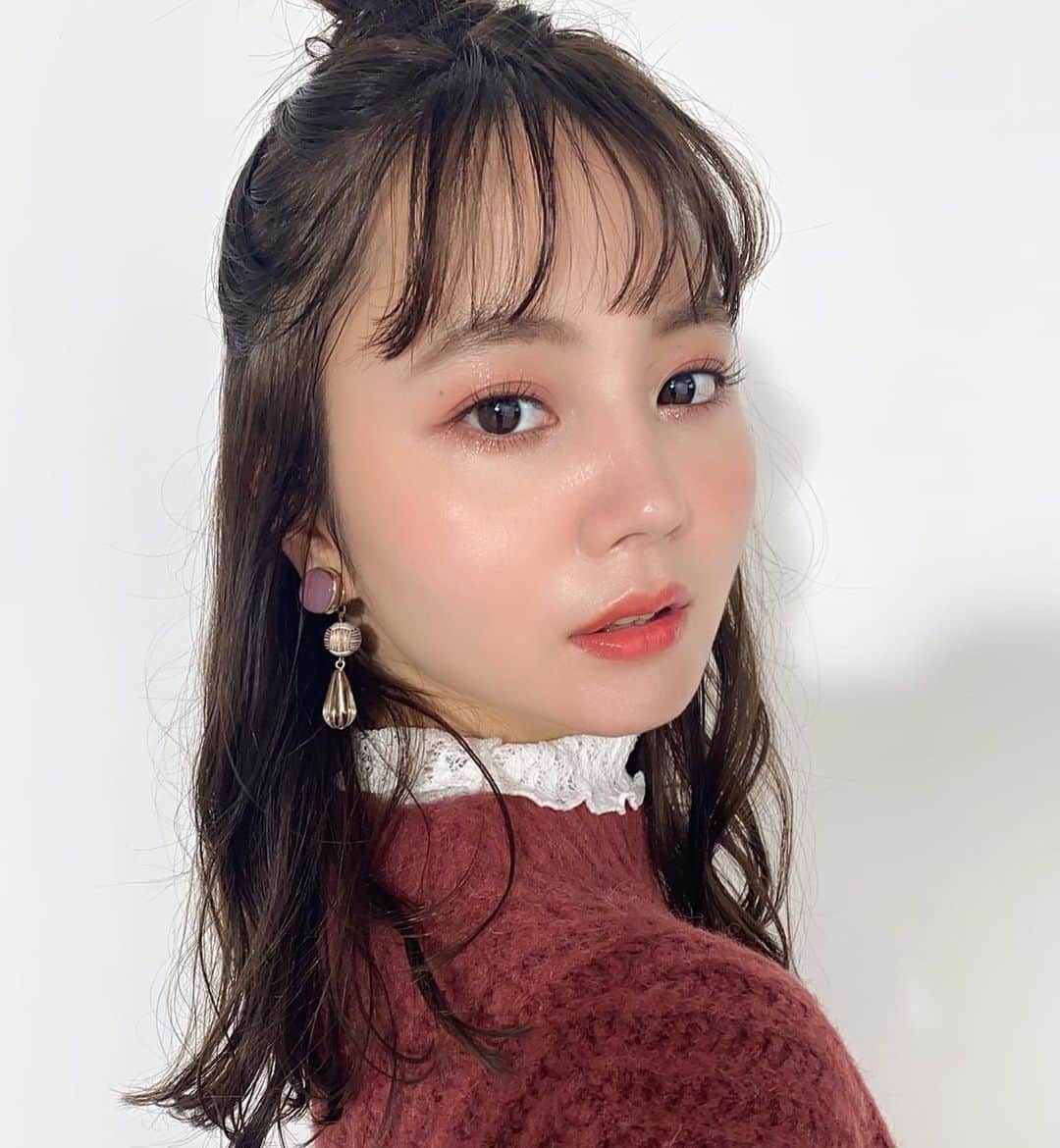高橋有紀のインスタグラム：「Qoo10メガ割CMのNANAMIちゃんヘアメイク担当させてもらいました！2パターンのメイクだったのですが、どちらも可愛すぎる♡！！！ 目の寄りの撮影目を動かすのめちゃくちゃ得意だったななみちゃん笑 #hairmake #osakana_yuki #nanami」