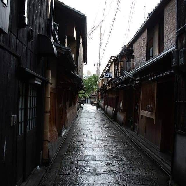 祇園麺処 むらじさんのインスタグラム写真 - (祇園麺処 むらじInstagram)「【雨の日の京都！】  やっぱり観光やお出かけには晴れの日が嬉しいですが、 祇園の町並みは雨の日もとても素敵ですよ。 京都は路地裏の濡れた石畳が、風流に思えます！ (こちらの写真は、雨の日の祇園本店前のものです)  寒い雨の日のお出かけの際は、麺処むらじのラーメンで ほっと一息ついて羽休めなさってくださいませ🍜  麺処むらじでは様々な感染症対策をし、 皆様にご安心して麺処むらじをお楽しみ頂けるよう、 一同懸命に取り組んでおります。 みなさまのご来店を心よりお待ちしております。  #麺処むらじ #むらじ #ラーメンむらじ #ラーメン #京都ラーメン #ラーメン京都 #麺処むらじ #ラーメン大好き #麺スタグラム #麺活 #京都グルメ #京都麺活 #京都のうまいもん #ランチセット #京都 #そうだ京都行こう #kyoto #ramen #ramennoodles #ramenlover #ramen #kyotojapan #祇園 #室町 #雨 #雨の日」11月20日 20時00分 - ramen_muraji