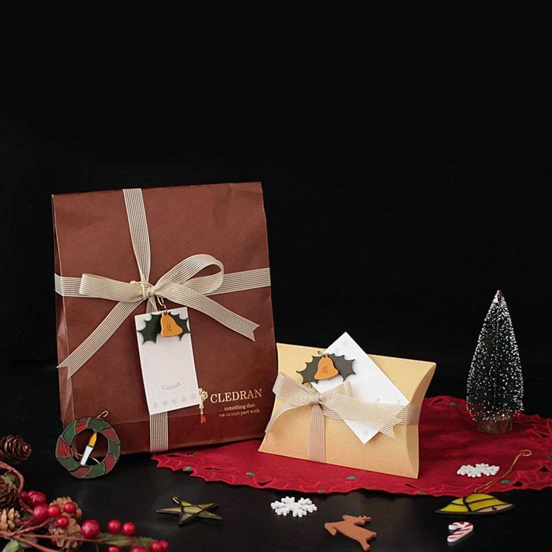 CLEDRAN_JAPANさんのインスタグラム写真 - (CLEDRAN_JAPANInstagram)「配送＆ラッピング無料！クレドラン公式ONLINE STOREクリスマスフェア、スタートです。  1.オリジナルレザーのチャーム付きクリスマス限定ギフトラッピング クリスマスムード高める特別ラッピング。チョコ色の紙袋に、ミルクティー色のリボンとレザーチャーム、クリスマスカードを付けました。  ※クリスマス限定ラッピングは、数量に達し次第終了する場合がございます。ご了承くださいませ。 (2020/12/28 10:00まで)  2.配送無料 心弾むクリスマスも、ゆっくりお家で過ごす年末年始も、距離を感じずお買い物をお楽しみください。 もちろん平常通り代引手数料も無料。 メッセージ印字サービスを承っているので、遠方にお住いの方へ直接当店からお送りするのにも、便利です。 (2021/1/6 12:00まで)  詳細はTOPICS「Free delivery & wrapping  ONLINE STORE」をご参照くださいませ。 https://www.cledran.com/features/infomation/onlinestore20xmas/ . --------------------------- . ＼配送&ラッピング無料！ノベルティもプレゼント！／ CLEDRAN online store @cledran_japan　プロフィールページ URL>LADIES>ONLINESTORE . ＼オリジナルマグカップをプレゼント！／ CLEDRAN shop list 大阪本店 @cledran_osaka 東京店 @cledran_tokyo 名古屋ラシック店 @cledran_lachic . *各実店舗、オンラインストアで在庫状況は異なります。 気になる商品はお店に足を運ぶ前に電話で確認するのがオススメ。 商品によってはお取り寄せやお取り置きも承っています。 --------------------------- . #cledran #クレドラン #CledranJapan #日本製 #madeinjapan #xmas #xmasgift #クリスマスギフト #leather #CLEDRANとクリスマス #CLEDRAN_gift_selection」11月20日 20時01分 - cledran_japan