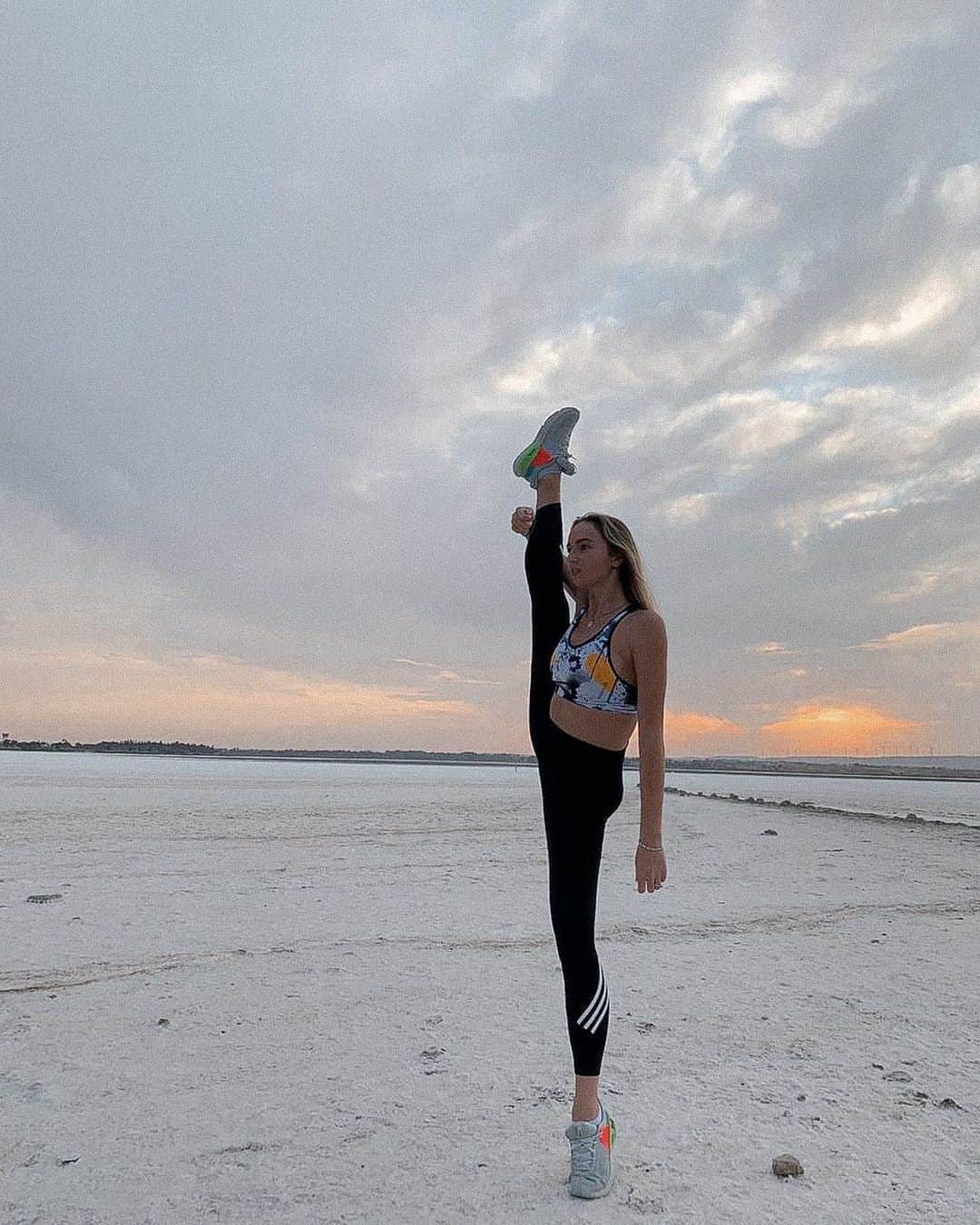 マリナ・デュランダのインスタグラム：「THE BENEFITS OF RHYTHMIC GYMNASTICS🤸🏼‍♀️  Attending classes of rhythmic gymnastics, helps to develop discipline, autonomy and responsibility.  From the interaction between the athletes, individual girls rapidly develop communication skills and help them settle in to a team enviroment with other athletes. The competitive side of the sport helps the athletes to built the desire to achieve goals and the ability to properly present themselves.  The main qualities of a gymnast are will power, endurance and flexibility.  Some of the advantages you experience in from this sport are:  🔹immunity strengthening;  🔹training of the vestibular apparatus;  🔹development of agility and concentration;  🔹improvement of respiratory and cardiovascular system functions;  🔹strengthening the muscular corset; body plasticity development and flexibility;  🔹formation of smooth and correct posture;  🔹improves your sense of rhythm, musical ability and artistry;   If you liked this information — save it🙂 ___________________  Польза занятий художественной гимнастикой🤸🏼‍♀️  Посещая секцию художественной гимнастики, девочка учится дисциплинированности, самостоятельности и ответственности. Быстро развиваются коммуникабельные навыки, стремление достичь поставленных целей и умение правильно себя преподнести. Главные качества гимнастки – это сила воли, выносливость и пластичность.  Некоторые из преимуществ этого спорта👇🏼 🔹укрепление иммунитета; 🔹тренировка вестибулярного аппарата; 🔹развитие ловкости и концентрации; 🔹улучшений функций дыхательной и сердечнососудистой систем; 🔹укрепление мышечного корсета; 🔹развитие пластики тела и гибкость; 🔹формирование ровной и правильной осанки; 🔹развитие чувства ритма, музыкальных способностей и артистичности;  Если понравилась информация — сохраняй🙂」