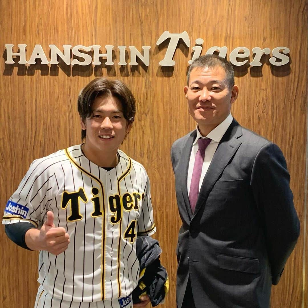 梅野隆太郎さんのインスタグラム写真 - (梅野隆太郎Instagram)「今シーズン1年間応援ありがとうございました。みなさんの声援は力になりました‼︎‼︎‼︎ 今年はコロナの影響で開幕が遅れましたが無事に１２０試合戦えて良かったです。 お世話になった先輩たちの想いを繋いで来シーズンも戦い抜きます⚾️ リーグ優勝、日本一に向けて頑張ります。 来シーズンも応援のほどよろしくお願いします。 阪神タイガース　　梅野隆太郎」11月20日 20時14分 - ryutaro_umeno_official