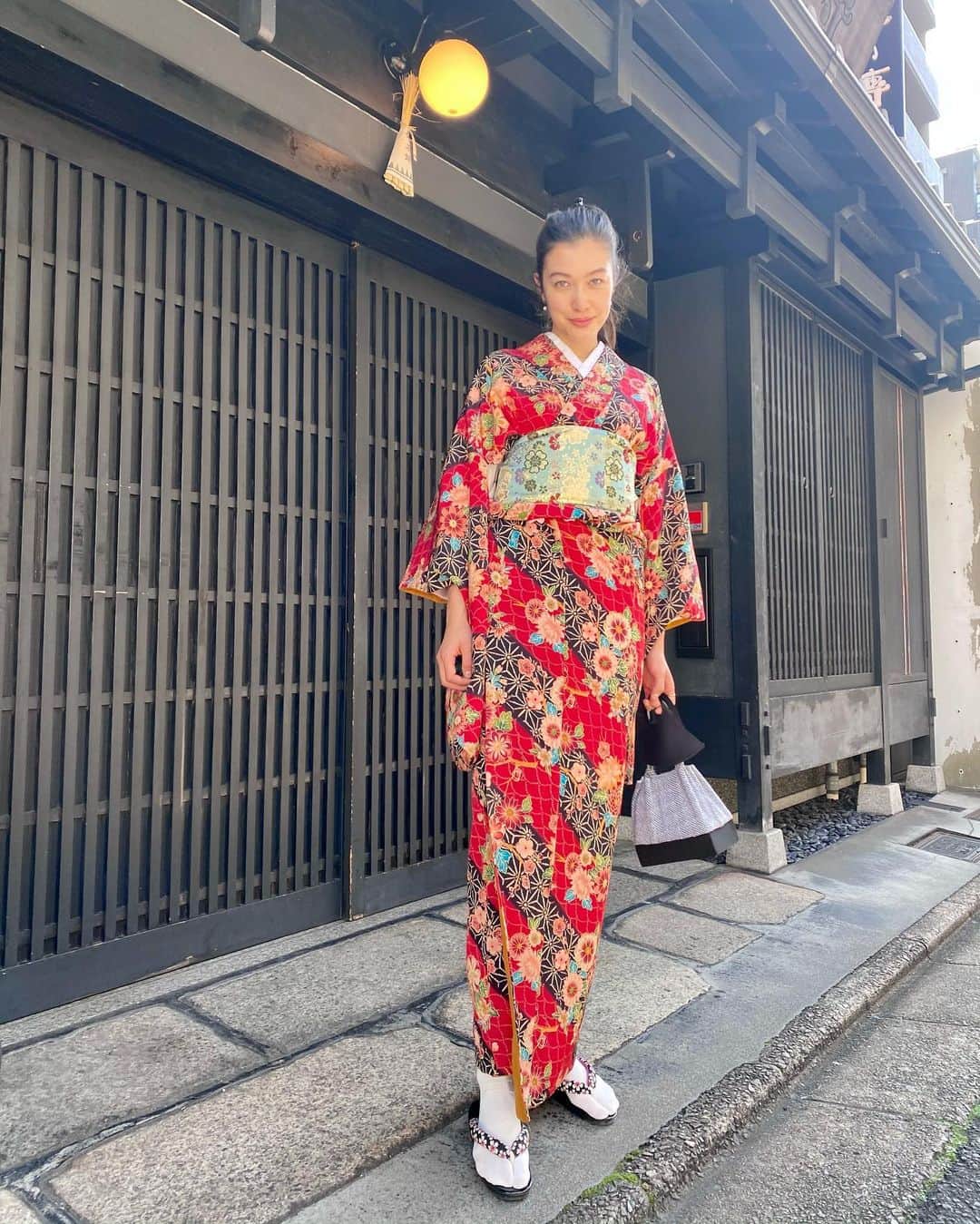 香華（KOuKA）のインスタグラム：「I haven’t worn a kimono since I was a little girl and I had the most wonderful time exploring #Kyoto #着物 #京都 ❤️」