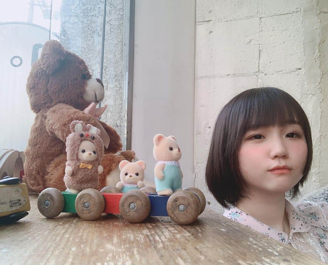 のインスタグラム：「24歳を迎えて。  これからの目標は、 ・Twitterの♡&コメント解禁！ ・お仕事、活動報告をがんばる！ ・其れ、即ちスケッチ。ヒット祈願 ・2021年バスツアー開催したい…！  表現者として。 ものづくりとまごころ、てまひま 優しさと丁寧さだけは負けない人間になれるようがんばります！ これからも、 作品と一緒に歩めますように…。  植田ひかる」