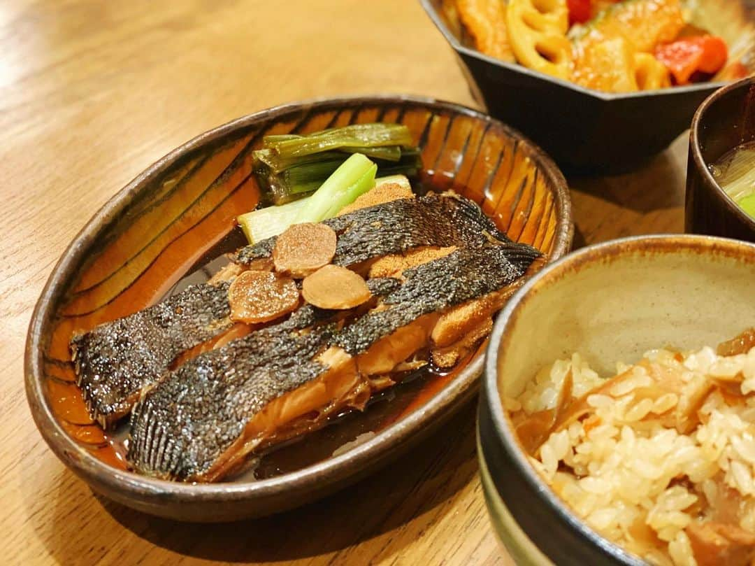 高山直子さんのインスタグラム写真 - (高山直子Instagram)「大好物🐟 ●子持ちカレイの煮付け ●鶏ごぼう炊き込みご飯 ●彩り野菜の黒酢炒め ●長ネギと小松菜のお味噌汁 子持ちカレイが大好きなのに全然作ってないことに気づいて🐟 黒酢炒めはハマりすぎ。笑  #なおコロ食堂 #子持ちカレイ#カレイの煮付け #黒酢炒め#魚定食#栄養満点」11月20日 20時07分 - nao_70koro