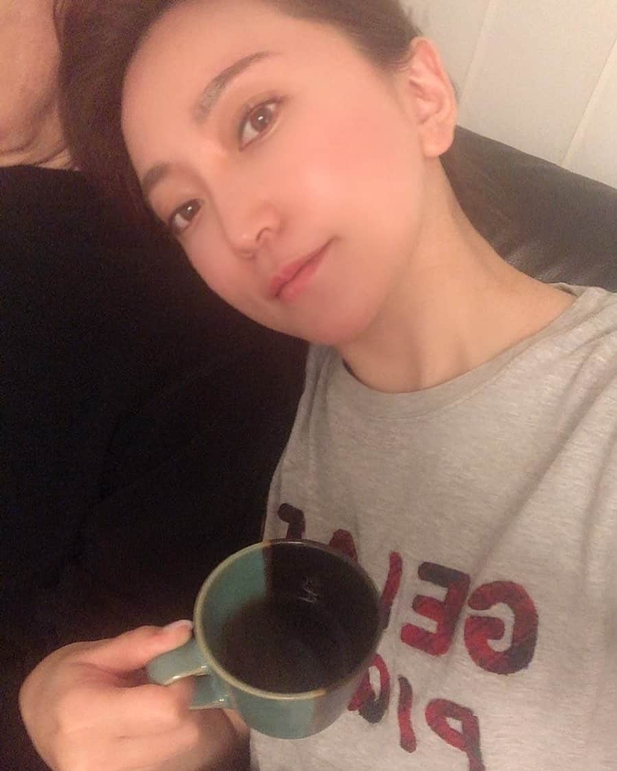 加藤綾菜さんのインスタグラム写真 - (加藤綾菜Instagram)「全ての予定が終わりコーヒー飲みながらテレビ見とる❗️ #金曜日 #明日はゆっくりしよう #皆さんお疲れ様♡」11月20日 20時07分 - katoayana0412