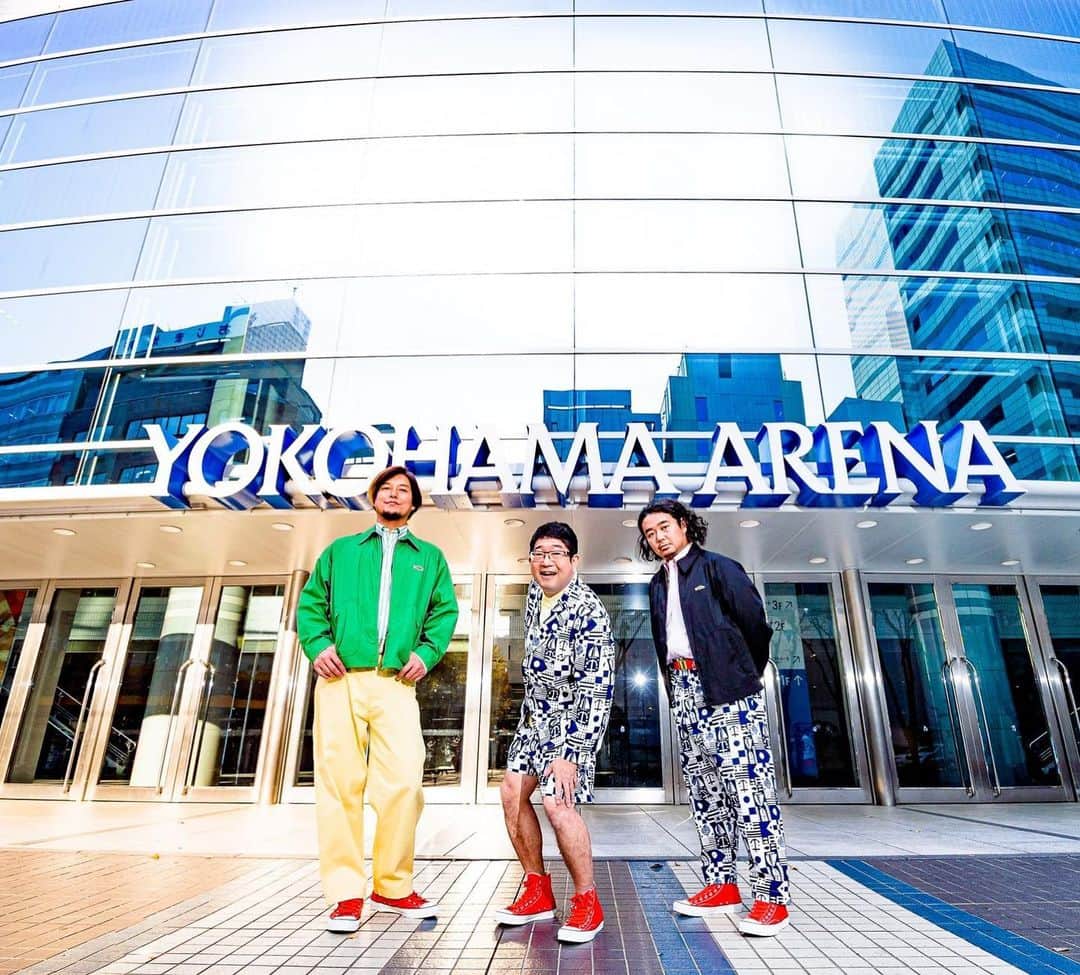 山口隆のインスタグラム：「生配信at横浜アリーナ‼︎ 最高に幸せなライブを一緒にやらかしましょう‼︎  詳しくは👉【ラブ フロム サンボマスターat横浜アリーナ】生配信・生放送の詳細発表🎊 1/9(土)当日は、Streaming + / みるハコ / CSテレ朝・スカパーオンデマンドでの生配信生放送が決定‼️🔥🔥 それぞれの楽しみ方で盛り上がりましょーー‼️🤩👍  その他詳しくは👇 sambomaster.com/special/20th/」