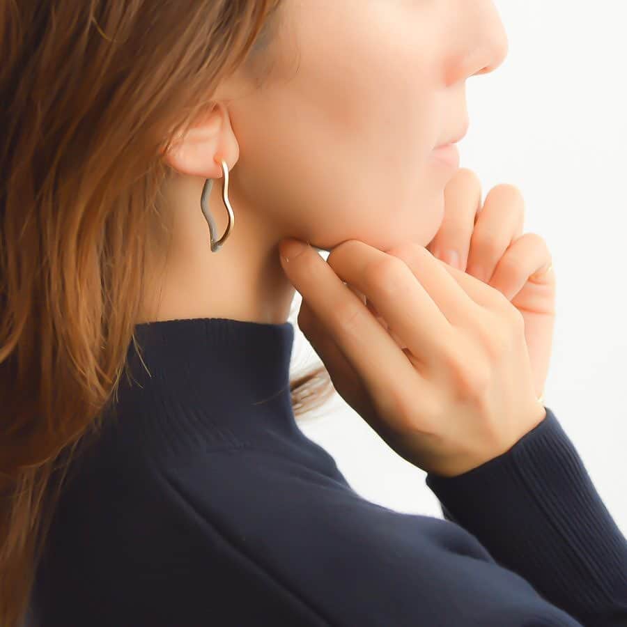 タピエスタイルさんのインスタグラム写真 - (タピエスタイルInstagram)「札幌発のジュエリーブランド、「naotjewelry」  初の個展では未発表の新作から 普段お目にかかれないラインナップまで 余すことなくデザイナーの目指す世界観を堪能いただけます。  作家プロフィール  北海道　札幌市在住 建築・インテリアデザインを学び、7年程建築業界に勤務 デザインしたもの自分の手で作りたいという思いから 2010年～naotjewelry設立、ネットショップを中心に販売を開始 2012年～札幌市内,道外のPOP UPイベントにて販売開始 アクセサリー製作レッスン等の開催 2014年～香港、台湾などアジア圏を中心に海外販売開始。 2018年～タピエスタイル販売開始  naotjewelry個展「 simple,stylish＆sophisticated」 会期：2020年11月18日(水)〜12月1日(火) 時間：10:00 〜 21:00 当面の間は 10:30～20:30 の短縮営業とさせて頂きます。 場所：タピエスタイル LUCUA1100店4Fミニギャラリー」11月20日 20時12分 - tapiestyle