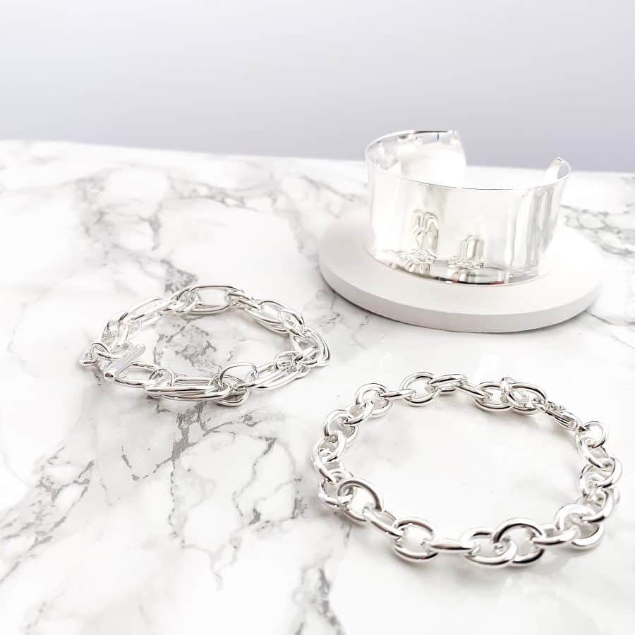 タピエスタイルさんのインスタグラム写真 - (タピエスタイルInstagram)「札幌発のジュエリーブランド、「naotjewelry」  初の個展では未発表の新作から 普段お目にかかれないラインナップまで 余すことなくデザイナーの目指す世界観を堪能いただけます。  作家プロフィール  北海道　札幌市在住 建築・インテリアデザインを学び、7年程建築業界に勤務 デザインしたもの自分の手で作りたいという思いから 2010年～naotjewelry設立、ネットショップを中心に販売を開始 2012年～札幌市内,道外のPOP UPイベントにて販売開始 アクセサリー製作レッスン等の開催 2014年～香港、台湾などアジア圏を中心に海外販売開始。 2018年～タピエスタイル販売開始  naotjewelry個展「 simple,stylish＆sophisticated」 会期：2020年11月18日(水)〜12月1日(火) 時間：10:00 〜 21:00 当面の間は 10:30～20:30 の短縮営業とさせて頂きます。 場所：タピエスタイル LUCUA1100店4Fミニギャラリー」11月20日 20時12分 - tapiestyle