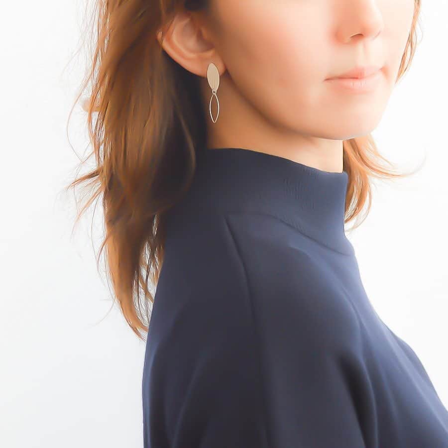 タピエスタイルさんのインスタグラム写真 - (タピエスタイルInstagram)「札幌発のジュエリーブランド、「naotjewelry」  初の個展では未発表の新作から 普段お目にかかれないラインナップまで 余すことなくデザイナーの目指す世界観を堪能いただけます。  作家プロフィール  北海道　札幌市在住 建築・インテリアデザインを学び、7年程建築業界に勤務 デザインしたもの自分の手で作りたいという思いから 2010年～naotjewelry設立、ネットショップを中心に販売を開始 2012年～札幌市内,道外のPOP UPイベントにて販売開始 アクセサリー製作レッスン等の開催 2014年～香港、台湾などアジア圏を中心に海外販売開始。 2018年～タピエスタイル販売開始  naotjewelry個展「 simple,stylish＆sophisticated」 会期：2020年11月18日(水)〜12月1日(火) 時間：10:00 〜 21:00 当面の間は 10:30～20:30 の短縮営業とさせて頂きます。 場所：タピエスタイル LUCUA1100店4Fミニギャラリー」11月20日 20時12分 - tapiestyle