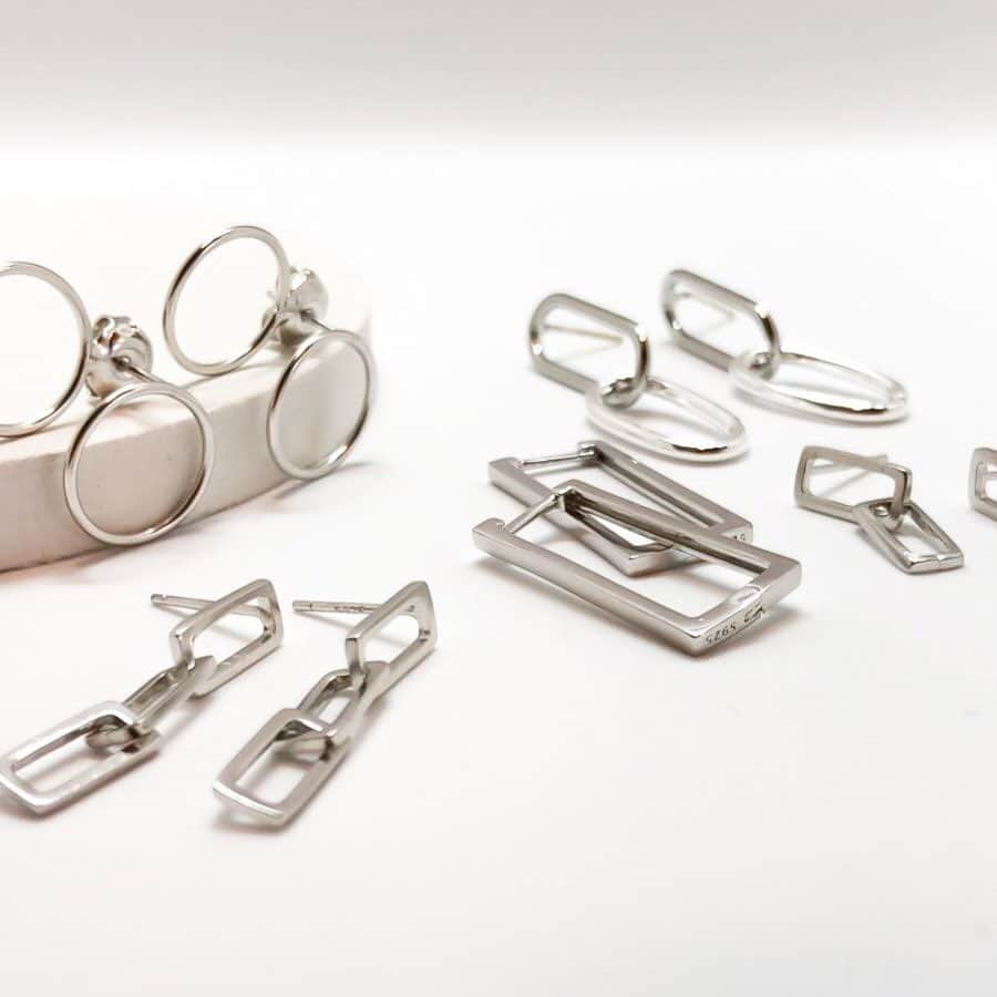 タピエスタイルさんのインスタグラム写真 - (タピエスタイルInstagram)「札幌発のジュエリーブランド、「naotjewelry」  初の個展では未発表の新作から 普段お目にかかれないラインナップまで 余すことなくデザイナーの目指す世界観を堪能いただけます。  作家プロフィール  北海道　札幌市在住 建築・インテリアデザインを学び、7年程建築業界に勤務 デザインしたもの自分の手で作りたいという思いから 2010年～naotjewelry設立、ネットショップを中心に販売を開始 2012年～札幌市内,道外のPOP UPイベントにて販売開始 アクセサリー製作レッスン等の開催 2014年～香港、台湾などアジア圏を中心に海外販売開始。 2018年～タピエスタイル販売開始  naotjewelry個展「 simple,stylish＆sophisticated」 会期：2020年11月18日(水)〜12月1日(火) 時間：10:00 〜 21:00 当面の間は 10:30～20:30 の短縮営業とさせて頂きます。 場所：タピエスタイル LUCUA1100店4Fミニギャラリー」11月20日 20時12分 - tapiestyle