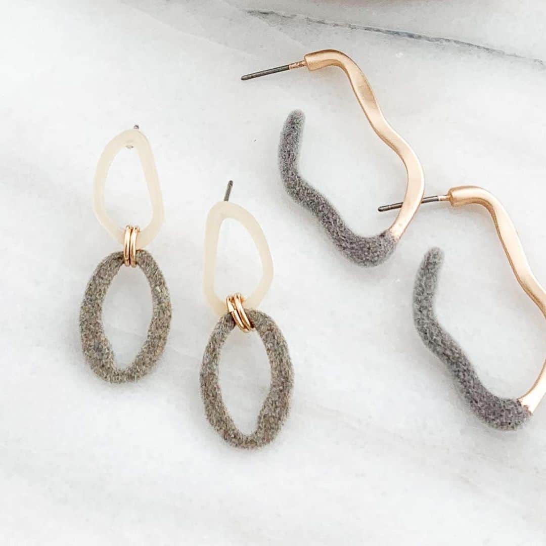 タピエスタイルさんのインスタグラム写真 - (タピエスタイルInstagram)「札幌発のジュエリーブランド、「naotjewelry」  初の個展では未発表の新作から 普段お目にかかれないラインナップまで 余すことなくデザイナーの目指す世界観を堪能いただけます。  作家プロフィール  北海道　札幌市在住 建築・インテリアデザインを学び、7年程建築業界に勤務 デザインしたもの自分の手で作りたいという思いから 2010年～naotjewelry設立、ネットショップを中心に販売を開始 2012年～札幌市内,道外のPOP UPイベントにて販売開始 アクセサリー製作レッスン等の開催 2014年～香港、台湾などアジア圏を中心に海外販売開始。 2018年～タピエスタイル販売開始  naotjewelry個展「 simple,stylish＆sophisticated」 会期：2020年11月18日(水)〜12月1日(火) 時間：10:00 〜 21:00 当面の間は 10:30～20:30 の短縮営業とさせて頂きます。 場所：タピエスタイル LUCUA1100店4Fミニギャラリー」11月20日 20時12分 - tapiestyle