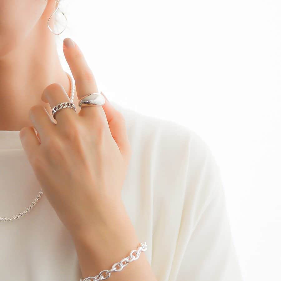 タピエスタイルさんのインスタグラム写真 - (タピエスタイルInstagram)「札幌発のジュエリーブランド、「naotjewelry」  初の個展では未発表の新作から 普段お目にかかれないラインナップまで 余すことなくデザイナーの目指す世界観を堪能いただけます。  作家プロフィール  北海道　札幌市在住 建築・インテリアデザインを学び、7年程建築業界に勤務 デザインしたもの自分の手で作りたいという思いから 2010年～naotjewelry設立、ネットショップを中心に販売を開始 2012年～札幌市内,道外のPOP UPイベントにて販売開始 アクセサリー製作レッスン等の開催 2014年～香港、台湾などアジア圏を中心に海外販売開始。 2018年～タピエスタイル販売開始  naotjewelry個展「 simple,stylish＆sophisticated」 会期：2020年11月18日(水)〜12月1日(火) 時間：10:00 〜 21:00 当面の間は 10:30～20:30 の短縮営業とさせて頂きます。 場所：タピエスタイル LUCUA1100店4Fミニギャラリー」11月20日 20時12分 - tapiestyle