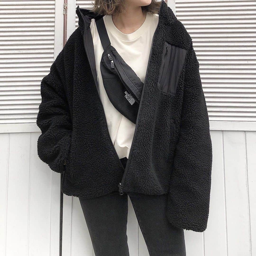のインスタグラム：「. 大好きなボアアイテム♡ ハニーズのですが、 プチプラだけどペラペラじゃなく 、今持ってるボア達と比べて 3000円台でこのクオリティは すごい😍👏🏻 これはMだけどゆったり着れるサイズ感👌🏻 L Lまであったから オーバーサイズ好きさんにも オススメ😊💕 ハニーズは　#SHOPLISTで購入　出来ます🙌🏻✨ お手頃価格で買えちゃう便利なサイト😍👌🏻 . . . #リバーシブルボアブルゾン @shoplist_official  . . . #SHOPLIST #SHOPLISTA  #honeys #着回しコーデ #トレンドコーデ #冬服 #冬コーデ#プチプラ#ブルゾン #低身長コーデ#大人カジュアル」