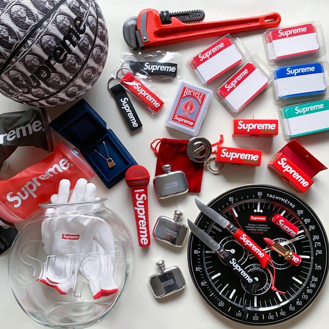 Supreme Mihoのインスタグラム：「❤️❤️❤️ ✩ "ACCESSORY20FW" ✩ あ😲水筒忘れた🙄 っていつも何か忘れるやつ😩 ✩ @supreme_leaks_news @supreme__hustle @supcommunity @dropsbyjay @strictlypreme @suptalk @mrbld  #supreme #supremeaccessories  #supremenyc #supremenewyork #supremejapan #supremeteam #supremeheat #supremegirl #streetfashion #streetwear #streetstyle #hypeaf #hypefeet #シュプリーム #ストリートファッション #ストリート #置き画くら部 #バスケットボール #金魚鉢」