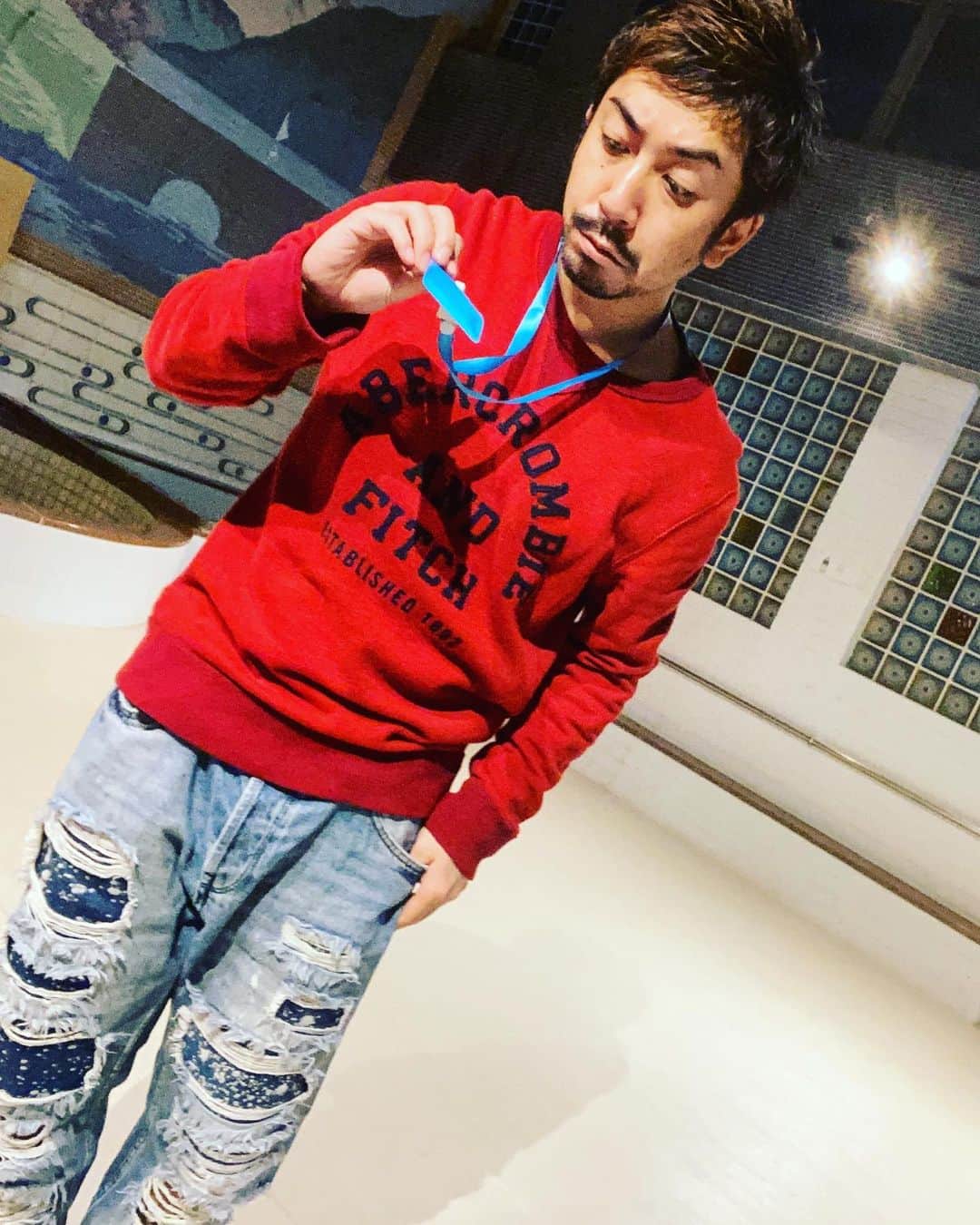 のインスタグラム：「このブルーのウイルス除菌してくれるやつ、効き目あるの？って聞かれる。いつもわからんって答える。でも、いつも持っている。#ウイルス対策 #除菌 #気持ちが大事」