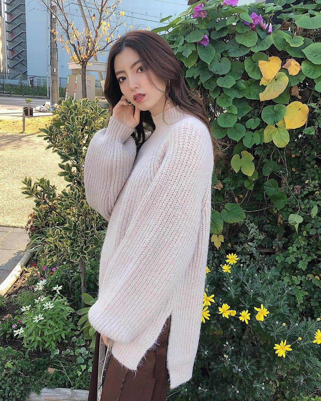 高村 楓さんのインスタグラム写真 - (高村 楓Instagram)「. . このニットカラーでめちゃくちゃ迷う🧶 . ふわふわで着心地いいし ゆるっとしたシルエットがタイプすぎ😰❤️ . ちなみに今日から23日まで天王寺MIOでは ポイント5倍アップキャンペーン中！ 今年最後だから是非遊びに来てください😘 . #murua#murua_snap#murua_by_staff#code#fashion #ムルーア#ハイネックボリュームニット#ニット#サテンスカート#コーデ#ファッション」11月20日 20時17分 - 12_kaede