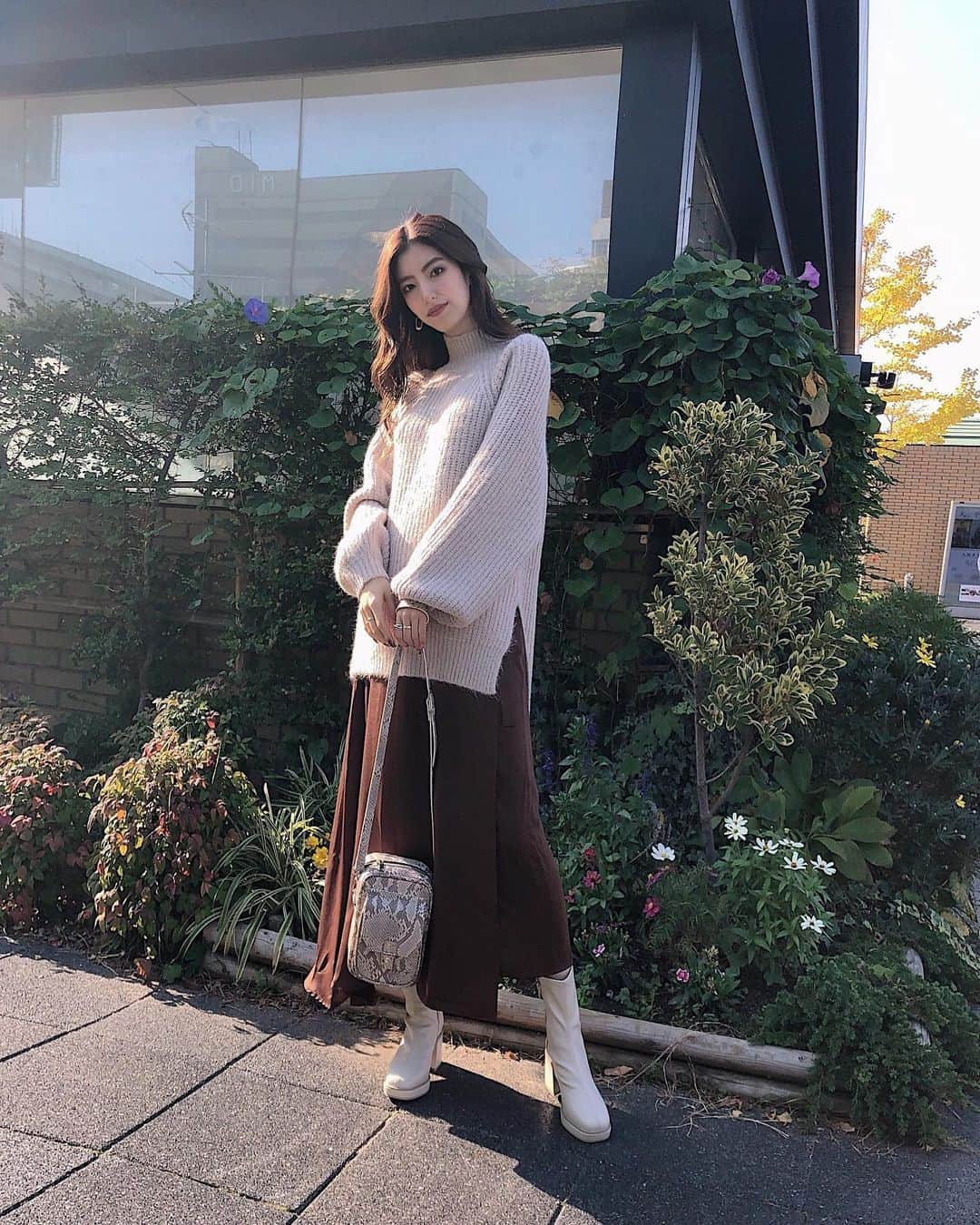 高村 楓のインスタグラム：「. . このニットカラーでめちゃくちゃ迷う🧶 . ふわふわで着心地いいし ゆるっとしたシルエットがタイプすぎ😰❤️ . ちなみに今日から23日まで天王寺MIOでは ポイント5倍アップキャンペーン中！ 今年最後だから是非遊びに来てください😘 . #murua#murua_snap#murua_by_staff#code#fashion #ムルーア#ハイネックボリュームニット#ニット#サテンスカート#コーデ#ファッション」