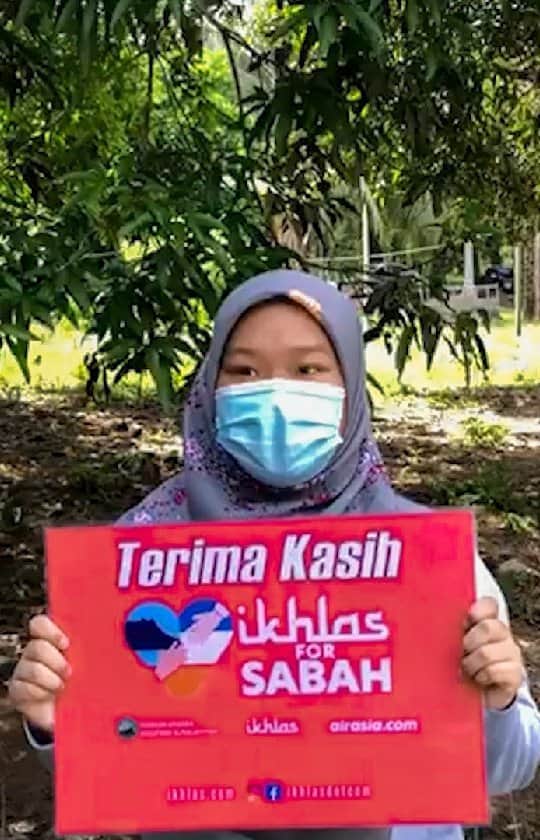 エアアジアのインスタグラム：「To our beloved friends in #Sabah, We can’t be with you physically, but our hearts are connected. In the spirit of ‘All for one, one for all’, we’re answering the call to lend a hand to those in need and to be with you through good times and bad.  Our hope is high and spirit strong, that one day, everything will return back to the way it was before—flying again and connected once more.  Till that day arrives, we continue to #kitajagakita and give everything we can to the #IKHLASforSabah cause. 🙏  Show your support for Sabah by donating via @ikhlasdotcom at https://bit.ly/3pikRQ1.」