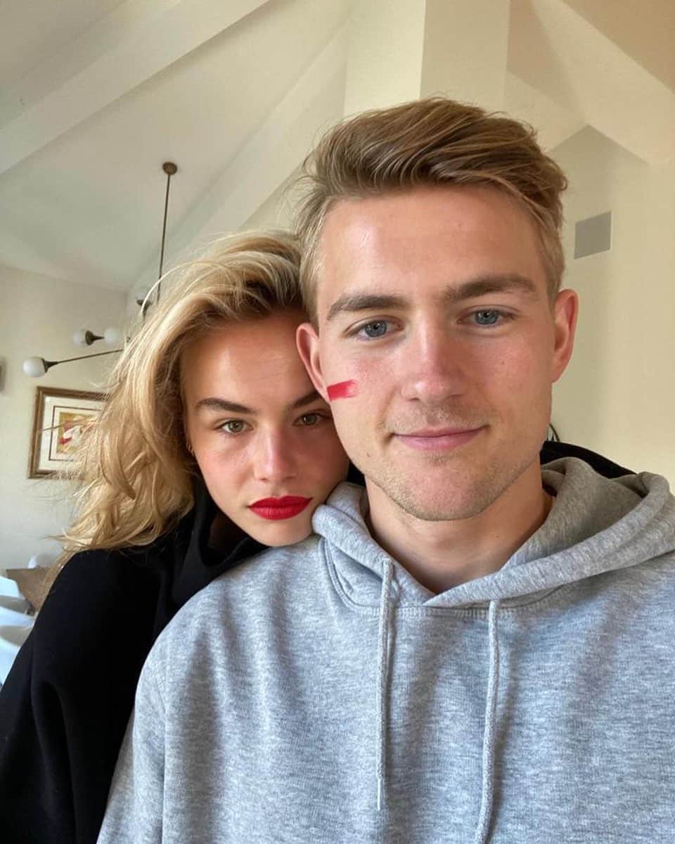 マタイス・デ・リフトのインスタグラム：「Io e @annekeemolenaar ci uniamo a @SerieA e @WeWorld.Onlus per combattere la violenza sulle donne. Insieme diamo un #rossoallaviolenza. Fallo anche tu!」