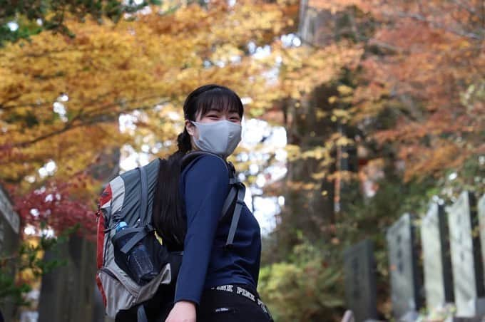 小田飛鳥さんのインスタグラム写真 - (小田飛鳥Instagram)「御岳山〜日の出山、二つの頂上を登るコースでした🥾🍁 ベテランのおじ様二人と、初登山の女子二人と、中途半端な経験者の私というメンバーでした♩ 皆が楽しめる、素敵なコースで、最高にリフレッシュ出来ました🍁 とにかく天候が驚く程最適で、素敵な方達なので日頃の行いが良いのだろうなと思いました☺︎ #御岳山 #日の出山 #登山 #紅葉」11月20日 20時22分 - asuka_oda_0320