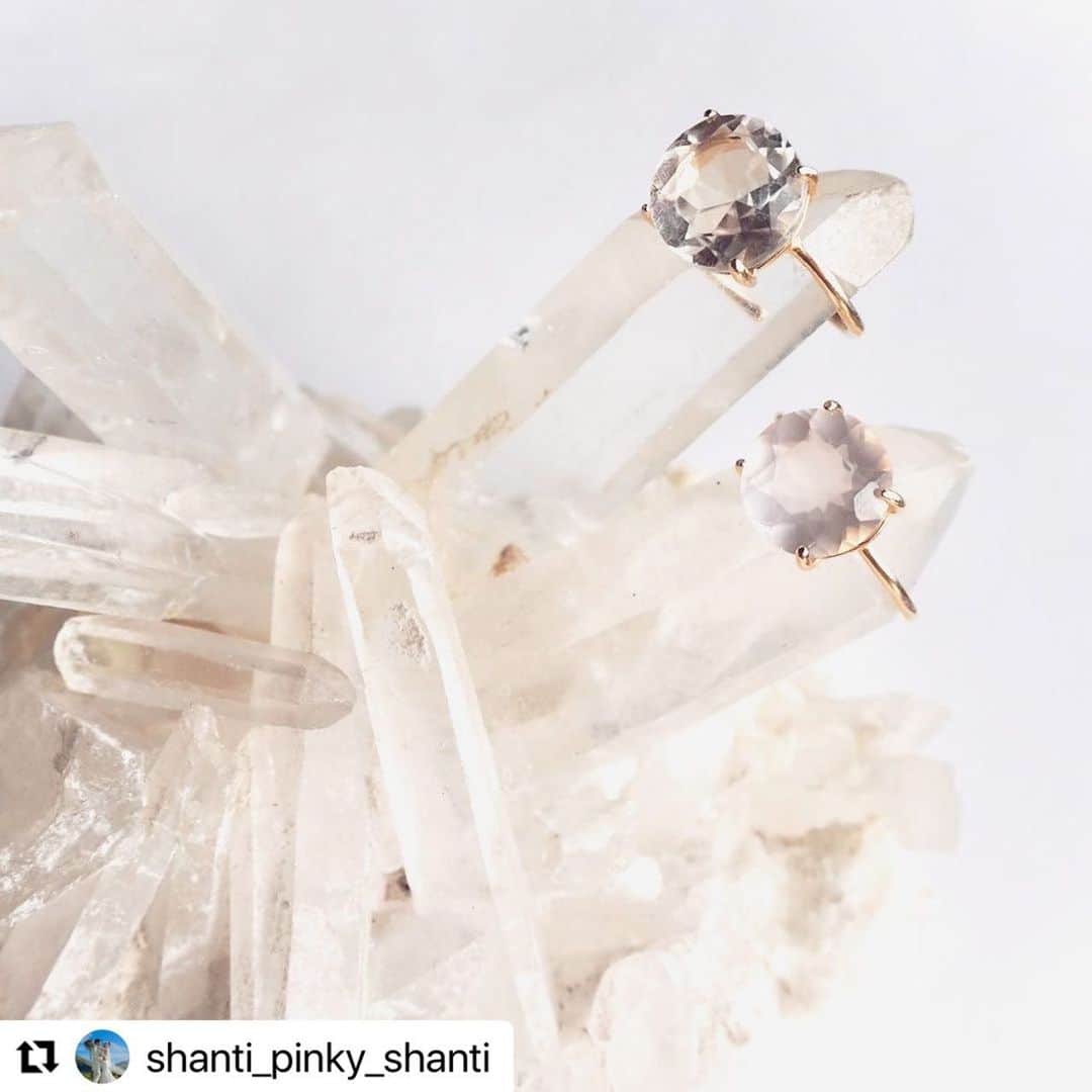 窪塚洋介のインスタグラム：「#Repost @shanti_pinky_shanti  　 ・・・ 　 @amate_bijou にて、 予約発売がスタートしました💍✨ 　 ✷Rose Quartz / Crystal ring✷  指先をキラキラと輝きで彩る、 クリスタルとローズクォーツのリング💍✨ 　 浄化の石"Crystal"  愛の石"Rose Quartz" 　 ホリデーシーズンの贈り物にもぴったりな 大粒な天然石が輝く指輪は、 カジュアルからエレガントなシーンまで幅広くご愛用いただけます🎁  リングはサイズ調節が可能なのでどの指にでもフィット💫 　 “Amate bijou”オンラインストアにて先行予約発売を開始いたします🌹 　 (ご注文を頂いた順に発送は12月上旬頃からとなります。)  Amate bijouのアクセサリーが皆様のお守りとなり、幸運を引き寄せますように🙏❤️✨ 　 ※ウェブサイトには、私のInstagramプロフィール、 @amate_bijou プロフィール、ストーリーズや私のブログからアクセスすることができます。 .  ※アクセサリーにつきましては、職人が一つ一つ手作りで作業を行なっているため、受注から1〜2週間ほどのお届けとなります。 ご了承くださいますようお願いいたします。 . ※ご不明な点がございます場合は、ウェブサイト内のCONTACTよりお問い合わせをお願いいたします。  ・・・  #amatebijou #ring #crystal #rosequartz #アマテビジュー」