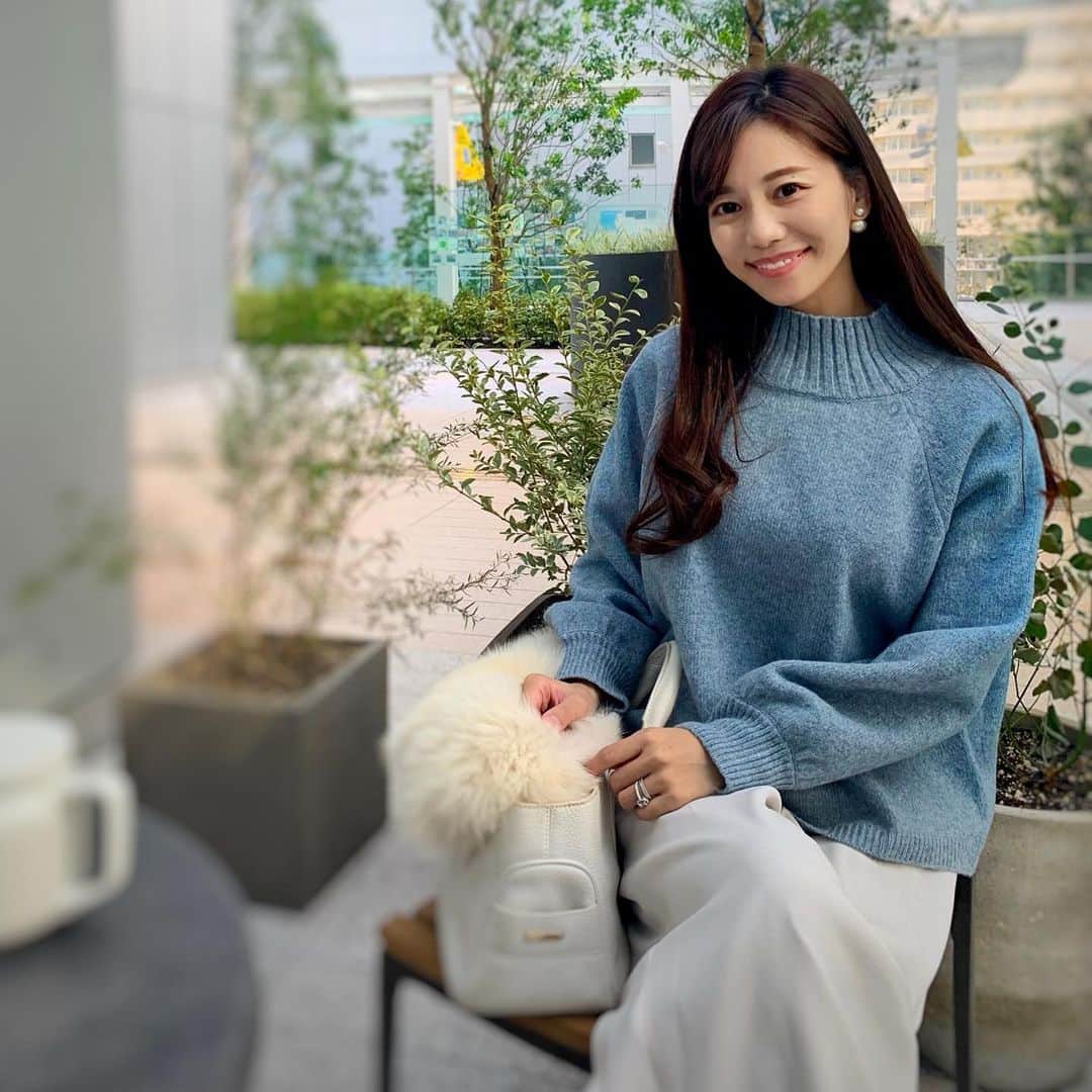 福山唯のインスタグラム：「最近びっくりするくらいポカポカですね☺️✨ . . テラスがとても気持ちよかったな♫ . . きれいなブルーのニットは　@kuih_store  お袖が可愛い🧶✨ これでプチプラ😳って思うからぜひチェックしてみて❄️✨ . . 金曜日お疲れ様でした✨ 明日もお仕事の方頑張りましょうね☺️✨ #coordinate #terrace #cafe #kuih #kuihst #knit #blue #teatime #コーディネート　#ニット　#ワイドパンツ #クイ　💙」