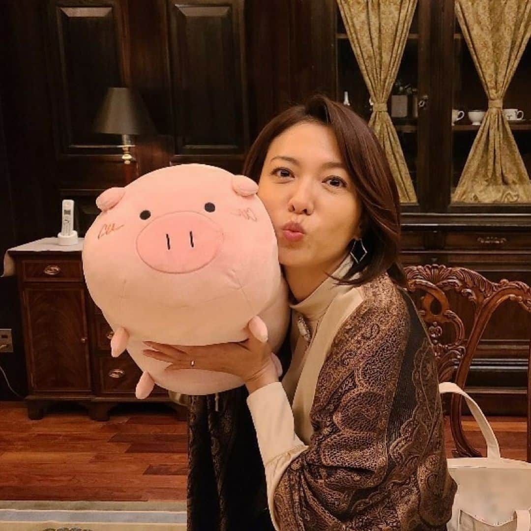 日曜劇場『危険なビーナス』【公式】のインスタグラム：「現場レポート　その54🐖🐖🐖 . . ブーナスのレポートに初のご登場🐽 祥子さん✨ . ちょっと怖い方なのではと怯えていましたが オフの祥子さんはとっても気さく🥰💕 . 優しくしてもらえて嬉しいです🐷❄️ ……食べないでくださいね🐖💦 . . . #日曜劇場 #危険なビーナス #東野圭吾 #ブーナス #ブルーナス #ブーナスの現場レポート #妻夫木聡 #吉高由里子 #ディーンフジオカ #染谷将太 #中村アン #堀田真由 #結木滉星 #福田麻貴 #3時のヒロイン #R指定 #CreepyNuts #麻生祐未 #坂井真紀 #安蘭けい #田口浩正 #池内万作 #栗田芳宏 #栗原英雄 #斉藤由貴 #戸田恵子 #小日向文世」