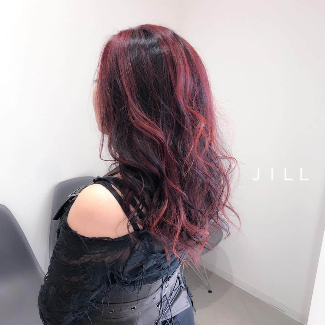 ハナフサユウスケのインスタグラム：「Design color♪ ＊ ＊ 赤系のインナーや ハイライトも人気ですー ＊ ＊  #hairarrange#ヘアアレンジ#ヘアセット#美容室#美容師#姫路#岡山#赤穂#簡単アレンジ#ヘアアレンジ動画#セルフアレンジ#インナーカラー#haircolor#サロンモデル#サロモ#撮影#ハイライト#グラデーション#外国人風カラー#カラーバター#ピンクベージュ#ブリーチ#ピンクアッシュ#ピンクブラウン#美容学生#ピンクグレージュ#チェリーピンク#鬼滅カラー#LiSAカラー#鬼滅の刃」