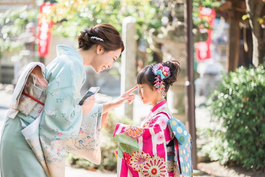 Photream-こどもと家族の成長写真-のインスタグラム：「家族5人で仲良く七五三お詣り👘💓 - 【七五三予約受付中！】 出張撮影で、自然な瞬間をたくさん残しませんか？ お気軽にお問い合わせください☺️ - 【七五三をご検討中の方】 👑1回記念プラン お好きな場所に出張撮影　データ100枚以上のみ　24,800円  👘七五三限定プラン データ100枚以上にフォトブック2冊がついた限定プラン　39,800円　 - 【お宮参りをご検討中の方】 👑1回記念プラン お好きな場所に出張撮影　データ100枚以上　24,800円  💎3回成長プラン　 データ100枚以上×3 　59,800円（2.5回分の料金で3回撮影） 🤰🤱👨‍👩‍👧マタニティやお宮参り、ハーフバースデー、バースデーと家族の成長ストーリーをお得に撮影される方にオススメです✨ - - - #フォトリ #七五三  #家族写真のすすめ  #出張撮影 #ロケーションフォト #関東ママ #関西ママ #七五三撮影  #フォトスタジオ #ママカメラ #新米ママ #七五三3歳  #2020生まれ #インスタキッズ #ママリ #コドモノ #子どものいる暮らし #令和ベビー #女の子ママ #男の子ママ #おしゃれきっず #キッズコーデ #キッズファッション  #ままのて #お宮参り  #女の子ベビー #七五三ヘア  #家族写真 #753」