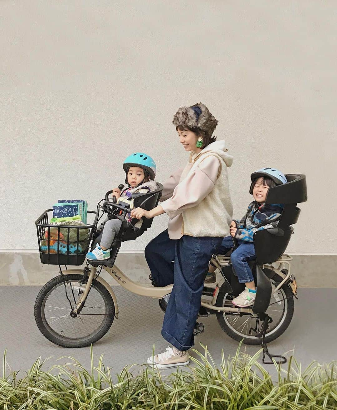 むらたさきさんのインスタグラム写真 - (むらたさきInstagram)「🚲🚲 ． 家族デー🍁 兄ちゃんが小学校から帰って来るまでの間、 弟たちは近くの公園へGO〜🚲✨ ． ほんでまた、兄ちゃんと合流して別の公園へ⚽️🏃‍♂️ なんて、 はしごすることもよくある🙌☺️♡ ． ． サンちゃんも電動自転車に乗るのが好きなようで、 シートのハンドルをギュッと握って ちょこんと座っとるヘルメット姿に父母は萌えとる㊙️😂💘 ． ． ． 歩くにはちょっと遠い…🥺 直線距離は近いのに、電車やバスに乗ると大まわり…😥 車で行くには不便…🌀 ． というような場所にも 電動自転車移動だと気軽に行けるので、 遊びやお出かけの行動範囲が広がりました〜👍😉🎪 ． ． ． ． ヤマハPASは、 通園バッグ、おむつ、着替え、お布団カバーなど 保育園の大荷物もたっぷり入るカゴや、 バッテリーモニターに時計が表示されるところが 便利で使いやすい🙆‍♀️🥰👍⌚️ ． ． ． ． ． ． ． ． ． ． ． ． ． ． #4歳 #1歳2ヶ月 #9月10日生まれ #三兄弟 の次男三男👦👶 ． #子育て #男の子ママ #親バカ部  #こどものいる暮らし #子育てグラム #バビーアン #子乗せ電動自転車  #babbyun#YAMAHA #ヤマハPAS#PR#PASママ @yamaha.pas_official」11月20日 20時29分 - muratasaki