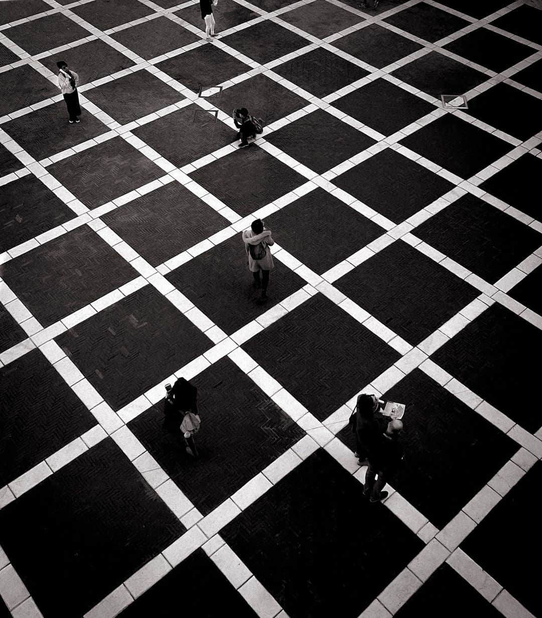 Fujifilm UKさんのインスタグラム写真 - (Fujifilm UKInstagram)「"Looking down at one of the many patios in the labyrinthine complex of Seville's Royal Alcázar last year. Tourists were subconsciously positioning themselves on the symmetrical grid floor, emblematic of today's social distancing measures in which we now find ourselves." @kether_clouder with his FUJIFILM X-T2.  #XT2 XF18-55mmF2.8-4 R LM OIS  F8.0, ISO 200, 1/800 sec   #RepostMyFujifilm #FujifilmFromHome #XSeries #Fujifilm」11月20日 20時30分 - fujifilmuk