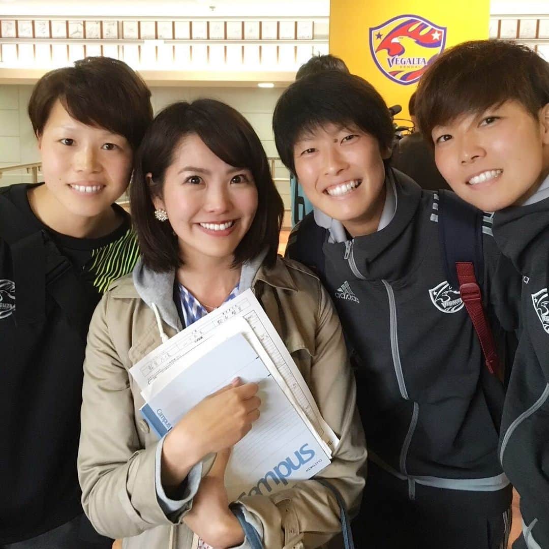 渋佐和佳奈のインスタグラム：「私が仙台時代に沢山沢山沢山お世話になった「ベガルタ仙台」⚽️ そのレディースチームの「#マイナビベガルタ仙台レディース」にとって「ベガルタ」の名前で戦う最後のリーグ戦が明日あります。 同時に、たくさんお世話になった#小野瞳 選手と#有町紗央里 選手にとっての現役最後のリーグ戦でもあります。  インスタで選手やサポーターの皆さんの投稿を見ていると、先週の最後のホーム戦での皆さんが作り出したユアスタの雰囲気はすごかったんだろうなと、胸が熱くなりました。 取材時にたくさんの明るさと優しさで接してくれた選手の皆さん、そして私まで沢山のパワーをいただいた愛溢れる仙台サポーターの皆さんが大好きです😊✨ もちろんこれからも応援し続けますが、明日も全力でエールを送ります！！ そしてまだ皇后杯はありますが、小野選手・有町選手の現役としての残り全ての試合が素晴らしいものになりますように🍀感謝の気持ちを込めて応援しています。 FORZA SENDAI！！！！！！！！」