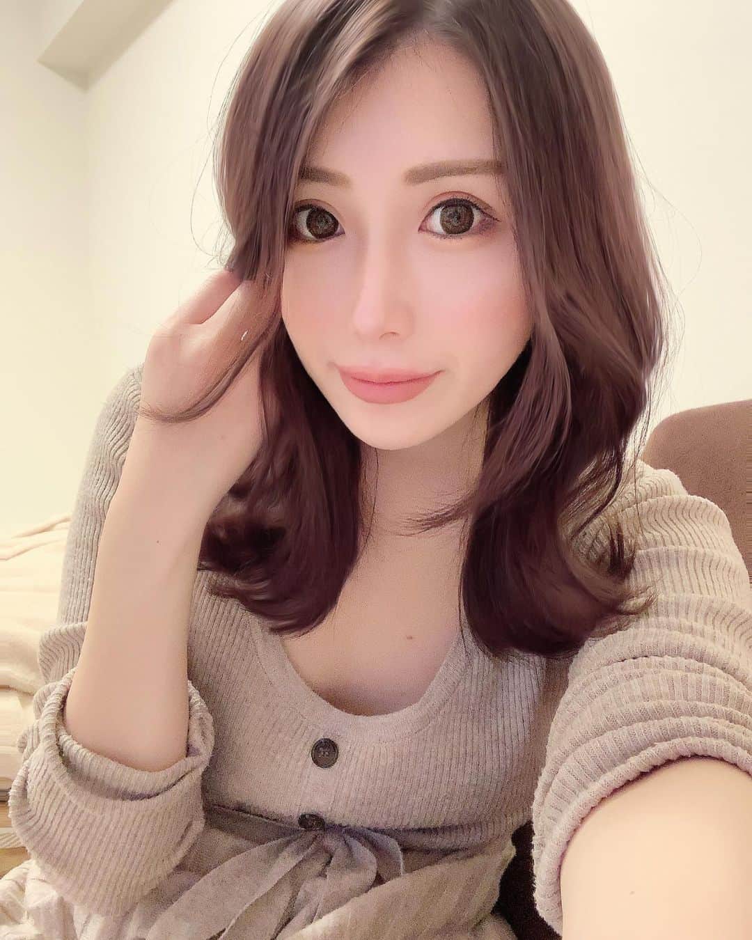 ゆがつくひとのインスタグラム：「. イメチェンしたから 1億年ぶりの自撮りも載せとこ🥸 . #自撮り #1億年ぶり #イメチェン #ボブ  #ピンクアッシュ #私服 #23歳 #キャバクラ  #キャバ嬢 #六本木 #歌舞伎町 #ミナミ #犬好き  #ドレス #キャバクラ嬢 #夜職 #ぐいぐい #自まつげ  #ナチュラルメイク #自まつげメイク #清楚系 🤢🤢」
