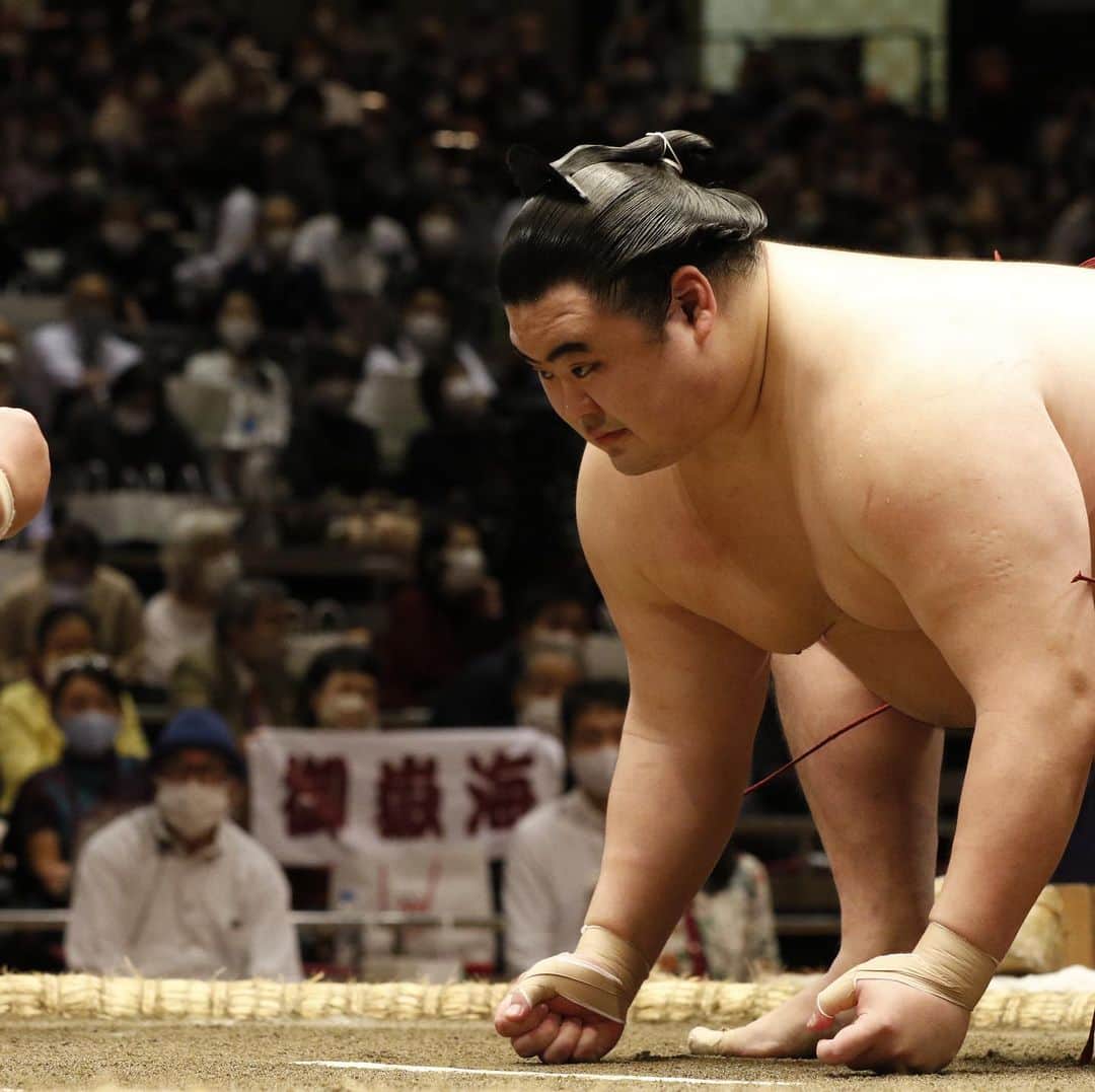 日本相撲協会さんのインスタグラム写真 - (日本相撲協会Instagram)「大相撲十一月場所、13日目。  貴景勝が志摩ノ海の挑戦を退け1敗を守る。 2敗に後退した志摩ノ海は、明日14日目、同じく2敗の照ノ富士との取組。  優勝争いにかかわる重要な一番をお見逃しなく！  @sumokyokai  #大相撲 #sumo #相撲 #力士 #お相撲さん #japanphoto #sumowrestlers #japanculture  #十一月場所 #11月場所 #東京 #11月は東京で #志摩ノ海 #貴景勝 #照ノ富士 #隆の勝 #翔猿 #若隆景 #妙義龍 #筋肉」11月20日 20時41分 - sumokyokai
