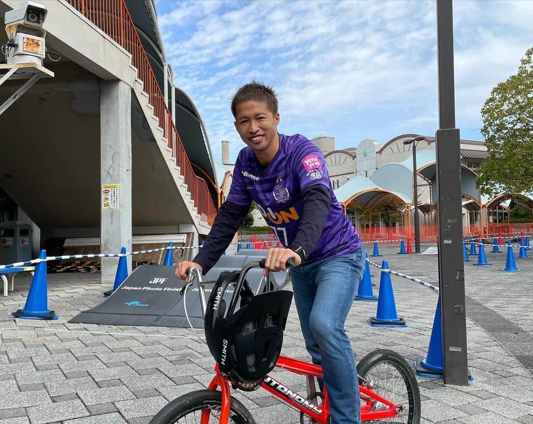 森崎浩司さんのインスタグラム写真 - (森崎浩司Instagram)「今日は一日、広島競輪場で撮影をさせていただきました📹  広島競輪場内と場外でBMXの体験や実際に普段入ることのできないバンクの中に入られせていただいて、自転車🚴‍♂️にも乗りました☺️  撮影の最後にはレースの予想をして車券を買う体験までさせていただきました😊  広島競輪場で一日楽しく満喫できたなぁ😃  配信を皆さんお楽しみに〜😎 #sanfrecce #広島競輪場 #中島浩司 #掛本智子  #サンチェ #森崎浩司」11月20日 20時34分 - koji.morisaki77