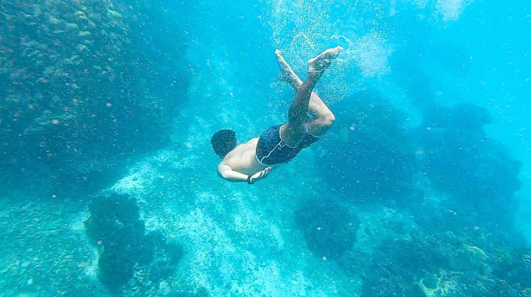 金尾玲生のインスタグラム：「.  The ocean  レンボンガンでの1枚。  水の中の居心地が良すぎた。  なんでなんだろう。  居れるのであれば、  ずっと。  居たいと思えるくらい。  何も考えずに居られるし、  嫌なことあったとしても忘れられる。  俺にとって海は必要不可欠だな。  #ocean #blue」