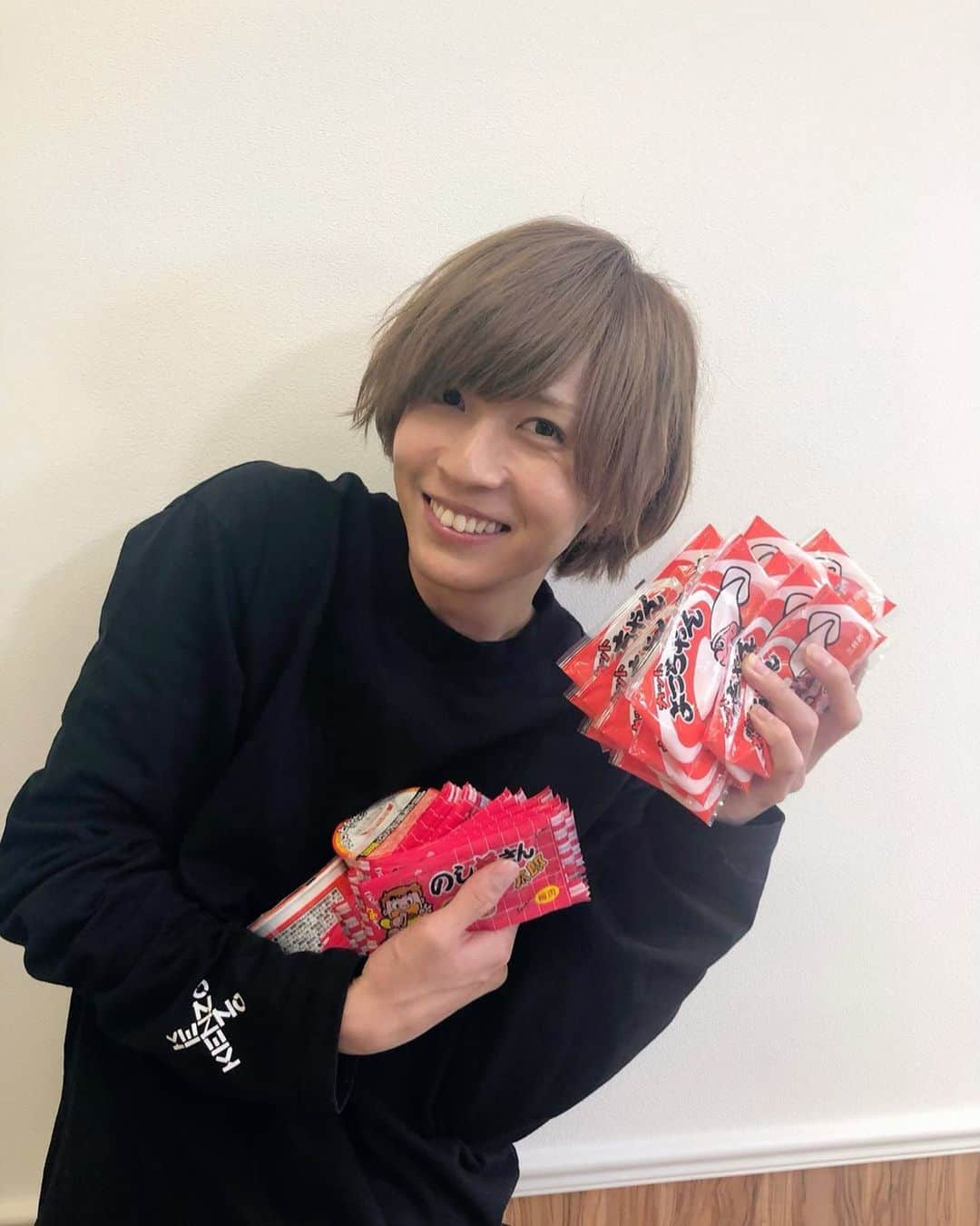 笹森裕貴のインスタグラム：「駄菓子を抱え、嬉しそうな僕。 #これこれ #ぜひご覧ください」