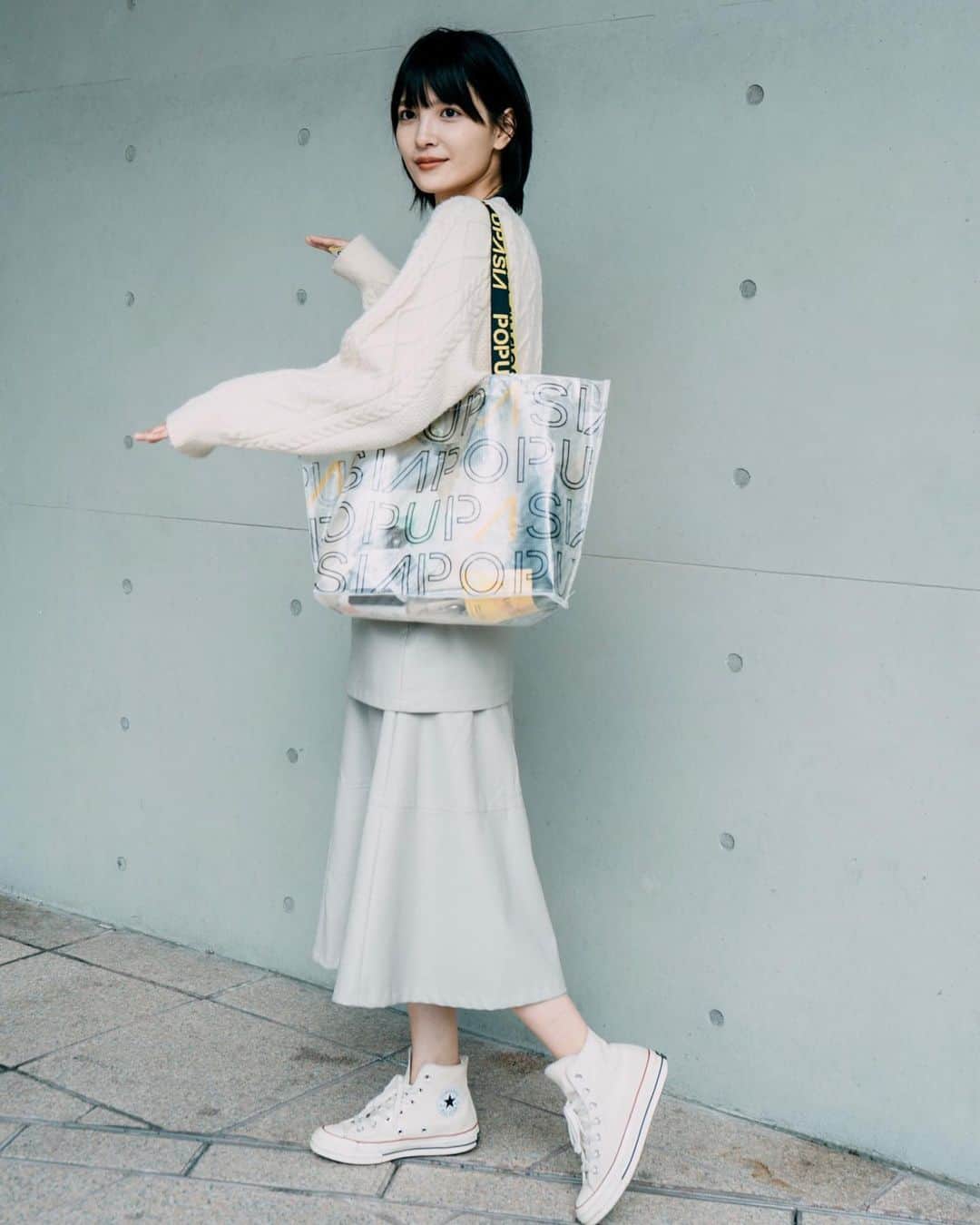 吳子霏（Ellen Wu）のインスタグラム：「﻿ 早上上完金馬大師課，就來旁邊的松菸逛逛亞洲手創展。﻿ 規模比我想像中的大，共有三倉不一樣的主題，內容也相當豐富，從手作、自創品牌、社會企業到關懷身心障礙者就業，都有非常多好物等大家去挖掘。﻿ ﻿ 來分享一下我印象最深刻的。﻿ ﻿ 「農村巧藝」是集結各地方農村婦女的手工藝產品，協助媽媽們有再度就業以及創業的機會。﻿ 有台中麻芛的編染包袋，台東漁婦將貝類、魚鱗或魚鰭，製成飾品，每一項都別出心裁。﻿ ﻿ 還有桃園青年事務局所關心的青年農民永續發展，韭菜田的復活計畫，以及房仲業務轉行有機農夫來推廣農田親子教育。﻿ ﻿ 走到第三倉還有一攤，居然主動說：「我們是算命的！讓你免費抽！」﻿ 原來是「點點善」公益單位，透過想像力圖卡，用療癒的文字，來撫慰他人的心靈，給予支持與能量。﻿ 有種塔羅牌的概念，講到心裡去了。﻿ ﻿ 後來目光注意到圖卡上各種豐富的圖案，原來是身心障礙者朋友們所畫的創意圖像，將這些應用在刺繡貼、筆記本、貼紙等，讓他們也有展現創意，就業的機會。﻿ ﻿ 其實我只是想跟大家說，11/19到11/22有亞洲手創展，親自逛過之後，覺得有太多很棒的資訊想要分享給大家，一不小心就寫得“躼躼長”（落落長）.......﻿ ﻿ 能看到這邊，你是真愛。(⁎⁍̴̛ᴗ⁍̴̛⁎)﻿ ﻿ @dappei_tw @popupasia﻿ #亞洲手創展popupasia ﻿ #popupasia ﻿ #讓喜歡的事成為生活」