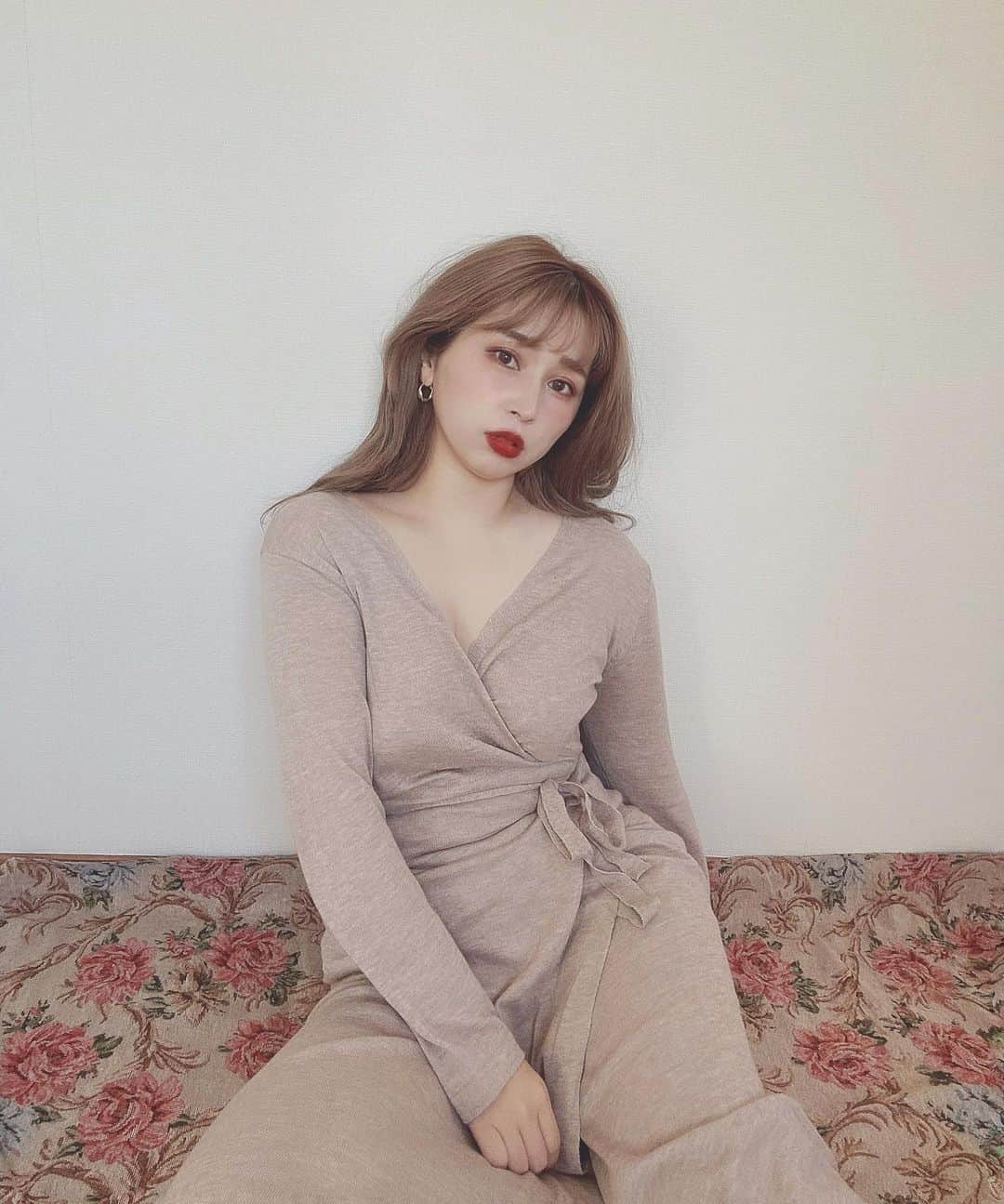 puinpiのインスタグラム：「over lip 💄 ： ベージュのニットワンピースを着た時は 思っ切りオーバーに赤いリップをつけるのが好き。 ： ： ニットワンピースは、 @puishop.official の新作 ： シーズンレスな肌触りのいい薄手のニットを、カシュクールにしてワンピースに。 ： ： 薄手のニットって、シーズンレスだし、セクシーですごく好き♡ ：  ロングカーディガンにもなるので、春夏にも、すごく便利なの。 （春はワンピース、夏はクーラー対策の羽織りに♡） ： ： 冬は上からスウェットやニット、ニットベスト着てもかわいいんだ〜♡ ： ： 2020/11/22 PM21:00 発売 ： ： #PUI#Puishop#ニットワンピース#ニットワンピ#ロングワンピース#ニットカーディガン#オーバーリップ#リップティント#赤リップ#ヘアスタイル#ハイトーン#メイク#」