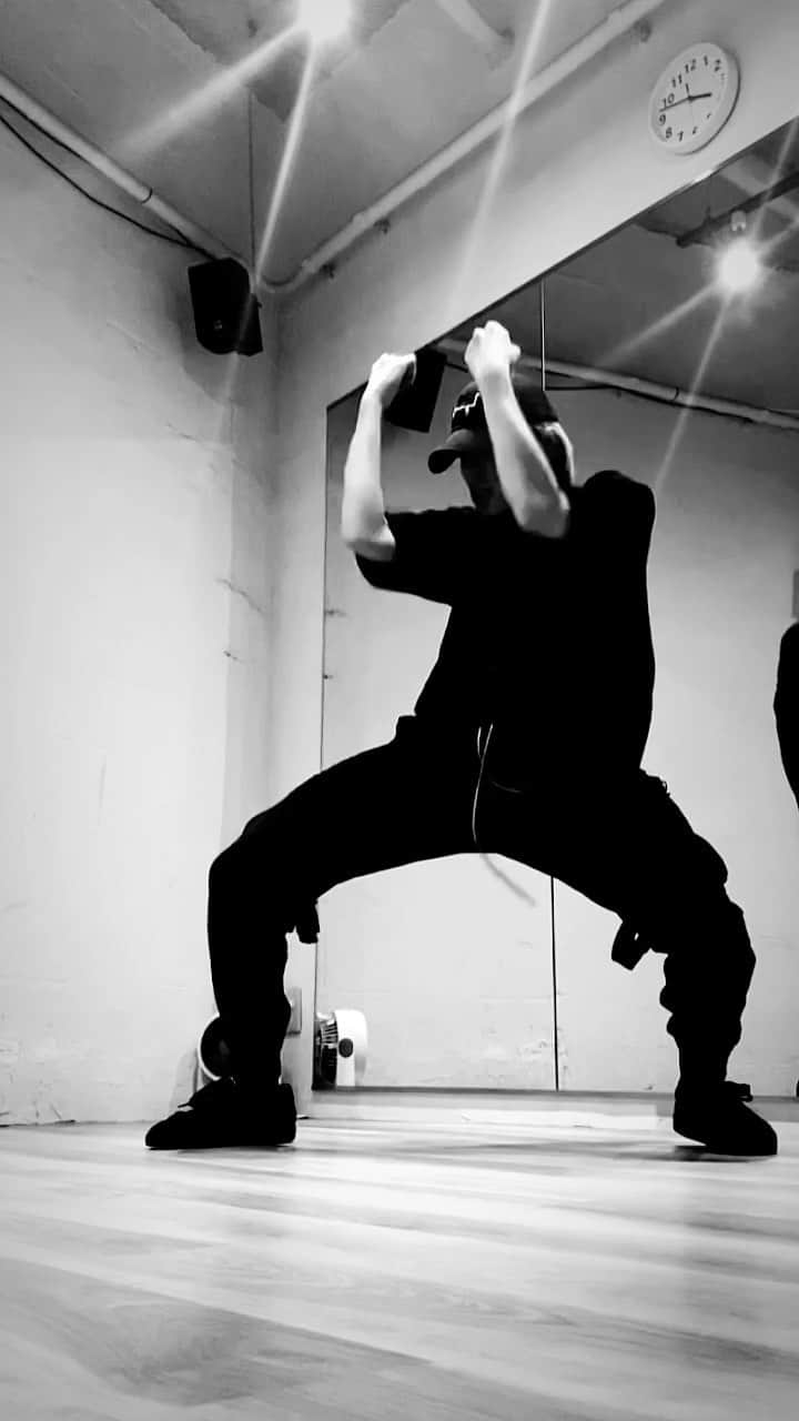 木下流声のインスタグラム：「#Da_iCE さんの #ampを踊ってみました🎧 #dancecover #dance #dancer」