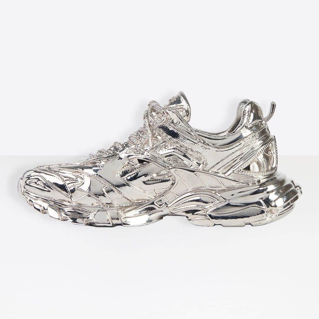 HYPEBEASTさんのインスタグラム写真 - (HYPEBEASTInstagram)「@hypebeastart: @balenciaga is celebrating its popular Track.2 sneaker with a take on the shoe that you really can’t wear. Reimagined as a full bronze figure, silver-tone piece is made up of 16 molded pieces which have been soldered together one by one, and is a representation of a Euro size 41 sneaker. It’s available now on Balenciaga’s website for $5,750 USD.⁠⠀ Photo: Balenciaga」11月20日 20時44分 - hypebeast